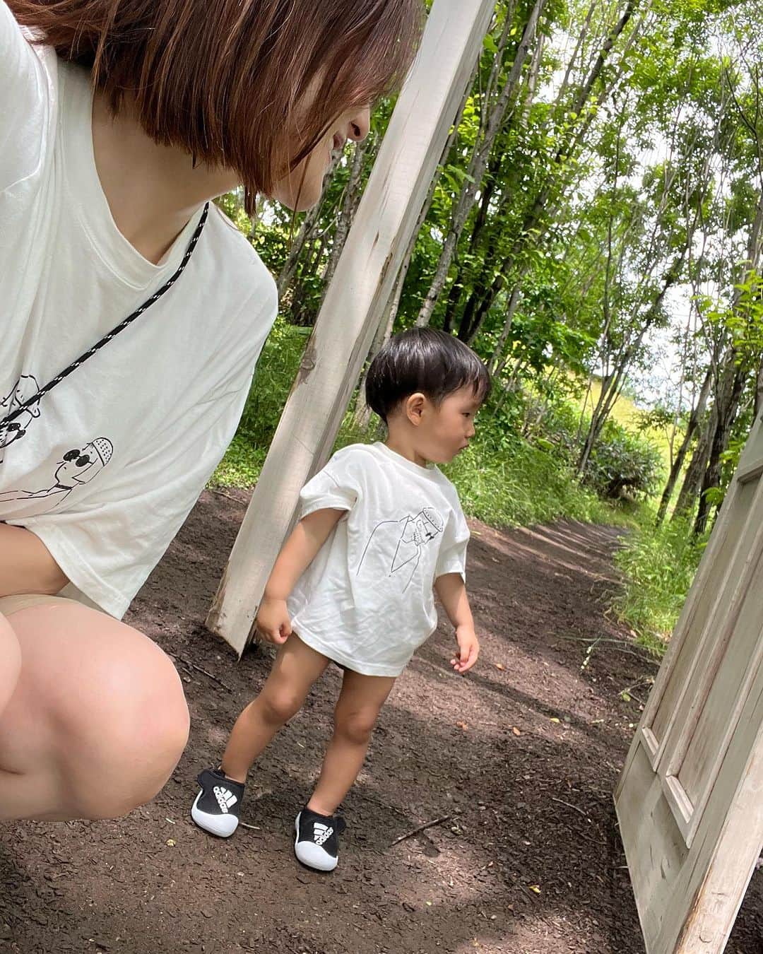 のインスタグラム：「． ． デート❤️  HTBで一緒に働いてた北村有里恵ちゃん @yk.cherish.9179 が 地元でスチールカメラマンしてるから撮ってもらってきたよ🥰  出来上がりが楽しみだなぁ😍  #カメラ#親子コーデ#親子pic#親子おそろい #写真#pic」