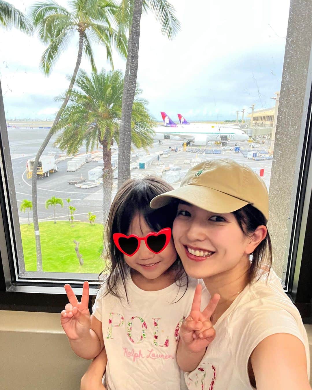 Remiさんのインスタグラム写真 - (RemiInstagram)「Aloha Hawaii🤟🏽 今日から家族でハワイ🌴 今回はフライトを2チームに分かれて現地合流✈️ 娘と2人フライトも女子旅みたいで楽しかった👩‍👧💕  前回は0歳2歳、今回は4歳5歳。 また全く違う子連れハワイ旅になりそう☺️ 沢山良い思い出を作ろうね🌺  ------ ✈️ Narita→Honolulu, HA 🌺 @hawaiianairlinesjp  ------  #ハワイアン航空 #ハワイ #子連れハワイ #母娘旅 #おまたせハワイ #Hawaii #hawaiianairlines」6月30日 11時48分 - remi_912