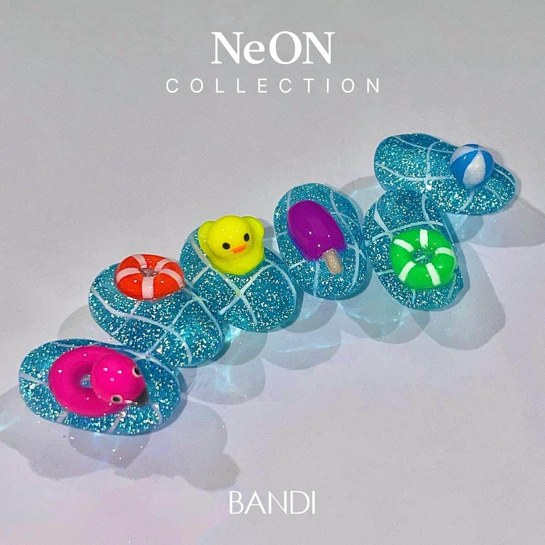 반디네일さんのインスタグラム写真 - (반디네일Instagram)「⠀  NeON & Neon POP 으로 어두운곳에서도 화려하게 빛나는 여름 아트 완성 🌊🌈 ⠀ ⠀ 𝗡𝗲𝗼𝗻 𝗣𝗢𝗣🌈 한눈에 시선을 잡아 끄는 사랑스럽고 생동감 있는 네온 컬러 6종   𝗡𝗲 𝗢𝗡 ⚡️ 걸리시하면서도 키치함이 느껴지는  시럽 네온 반사 글리터 6종 출시 ✨ ⠀ ⠀ ⠀ ⠀ ⠀ 👉🏻구매처: 반디 본사(02-3443-8009) 및 전국 지사 👉🏻반디의 모든 이미지는 사용 시 출처를 밝혀주세요. ⠀ ⠀ ⠀ ⠀ #bandi #bandigel #colorobjet #반디젤  #반디 #반디네일 #네일아트 #젤네일 #젤네일아트 #여름신상컬러 #여름컬렉션 #여름네일 #반디신상 #형광네일아트 #형광네일 #형광젤 #네온컬러 #네온네일 #반사글리터 #반사젤 #반사네일  #반디네온 #반디네온팝  #글리터네일 #여름네일아트 #오리네일 #바다네일 #수영장네일 #튜브네일 #엠보네일」6月30日 11時58分 - bandinail_official