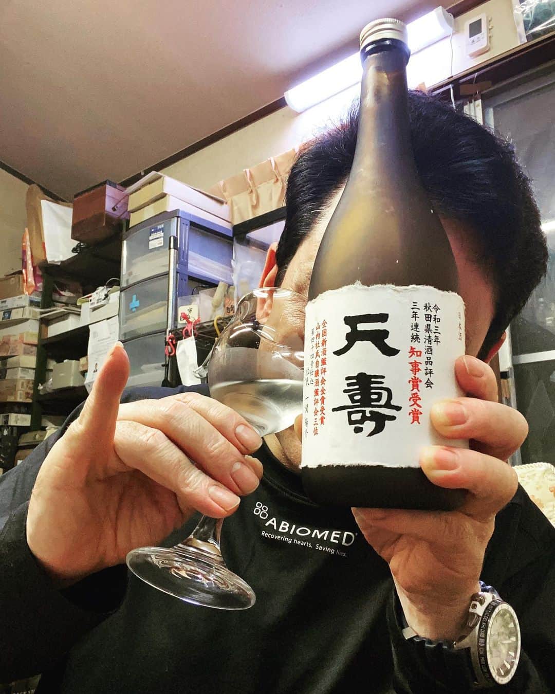 野口健のインスタグラム：「やっぱり、天寿さんは美味しいなぁ〜。先日、渋御殿湯のお父さんと一杯やりましたが、やっぱり、美味いなぁ〜😋  #野口健#天寿酒造」