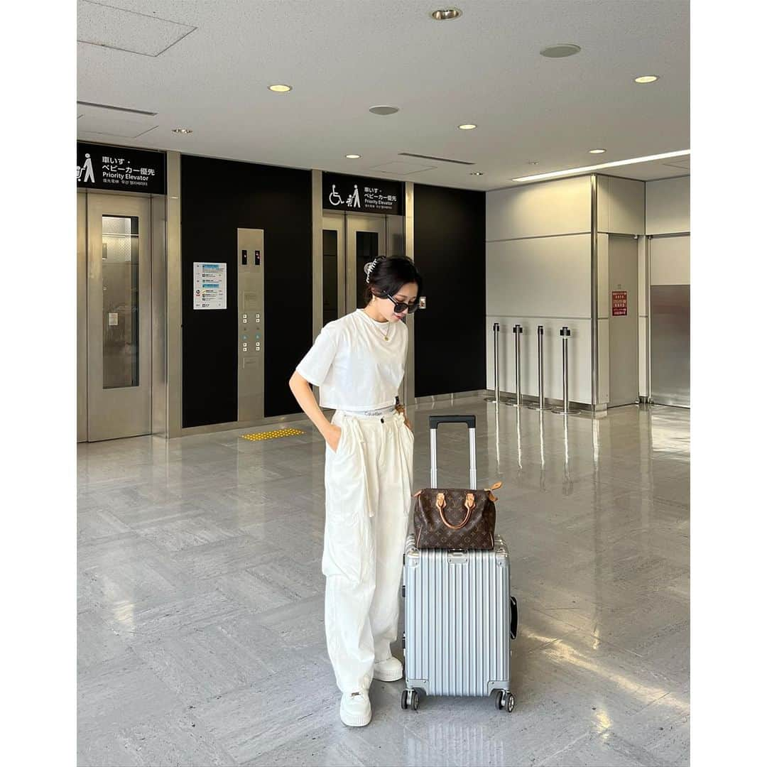 PATRA magazineさんのインスタグラム写真 - (PATRA magazineInstagram)「【韓国アイドルっぽ♡空港ファッション】  海外旅行も行きやすくなった2023年💕  飛行機の中でもリラックスできるコーデをして 韓国アイドル風に空港で写真を撮るのも忘れずに📸🖤  ＼ thank you 🦢 ／ @97_sena / @__r_n_k_oo0 @treaturself_una / @412_kana @megu.03_03 / @moepiii_t_ @yk.th / @milxlx / @__r_n_k_oo0  今みんなの中で流行っている事やアイテムがあれば @patra__jp をタグ付けしてぜひ教えてね🔔  皆さんのすてきな投稿をぜひ紹介させてください！  #空港ファッション #フライト #フライトファッション」6月30日 12時00分 - patra__jp