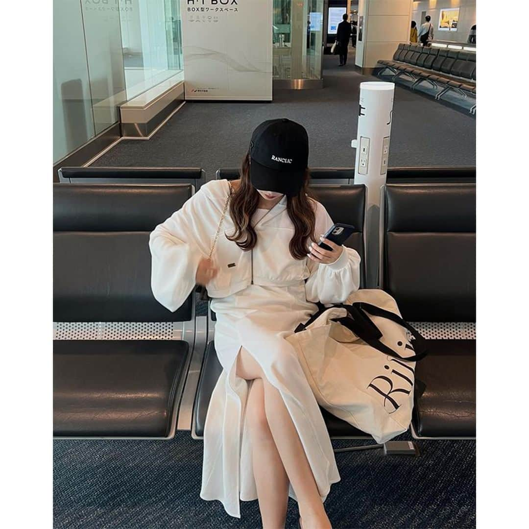 PATRA magazineさんのインスタグラム写真 - (PATRA magazineInstagram)「【韓国アイドルっぽ♡空港ファッション】  海外旅行も行きやすくなった2023年💕  飛行機の中でもリラックスできるコーデをして 韓国アイドル風に空港で写真を撮るのも忘れずに📸🖤  ＼ thank you 🦢 ／ @97_sena / @__r_n_k_oo0 @treaturself_una / @412_kana @megu.03_03 / @moepiii_t_ @yk.th / @milxlx / @__r_n_k_oo0  今みんなの中で流行っている事やアイテムがあれば @patra__jp をタグ付けしてぜひ教えてね🔔  皆さんのすてきな投稿をぜひ紹介させてください！  #空港ファッション #フライト #フライトファッション」6月30日 12時00分 - patra__jp