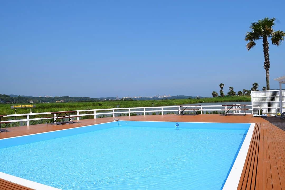 のインスタグラム：「【伊勢志摩エバーグレイズ】 本日からプールがOPEN!🌴 6/30(Fri)と7/1(Sat)はOPENを記念して無料で解放します🎶 皆様のご利用お待ちしております😆✨  #伊勢志摩エバーグレイズ #グランピング #エバキャン #グランピング #アメリカン #アウトドア #リゾート #キャンプ #三重県 #伊勢志摩 #志摩市 #三重旅行  #ファミリーキャンプ #ファミキャン #オートキャンプ #三重県キャンプ場 #犬とキャンプ #プール #everglades #glamping #resort #camping #camp #iseshima」