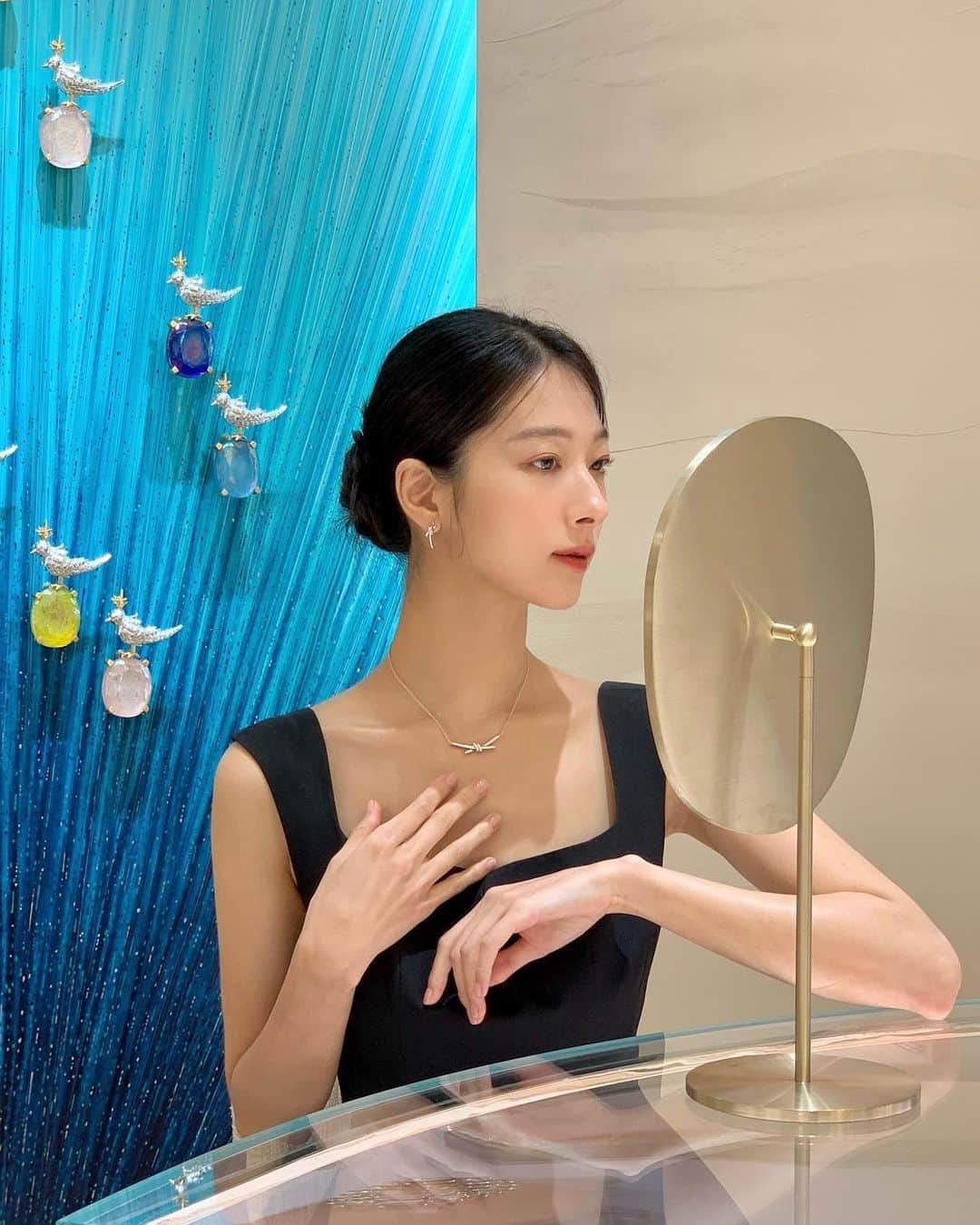 ミナ さんのインスタグラム写真 - (ミナ Instagram)「#광고 프로포즈링부터 웨딩반지까지 인연이 깊은 티파니앤코💍의 새로운 부티크인 현대백화점 무역센터점에 다녀왔어요. 뉴욕 5번가 티파니 플래그십 스토어를 그대로 옮겨 놓은 듯한 분위기로 재단장해서 전시를 보듯 컬렉션들을 한 눈에 둘러볼 수 있어서 좋더라구요🪞✨  저는 티파니 노트와 빅토리아를 착용했는데 특히 티파니 노트의 로즈골드 컬러가 여리여리하면서도 우아하고 절제된 고급스러움이 느껴져서 가장 마음에 들었어요. 사실 하나 하나 다 예뻐서 착용할 때마다 위시리스트가 늘어나고 시선 닿는 것마다 마음을 뺏겼던 ..🤍  브랜드 시그니처 ‘티파니 세팅 링’을 비롯한 다이아몬드 웨딩 링과 티파니 베스트셀러로 자리잡은 티파니 T, 하드웨어, 키, 노트, 티파니 락 등의 컬렉션 제품들을 만나볼 수 있으니 현대백화점 무역센터점 티파니 부티크에서 우아함을 만나보세요! JOYFUL, ELEGANT, REFINED🩵  #티파니앤코 #TiffanyAndCo #현대무역」6月30日 12時00分 - blossomh_