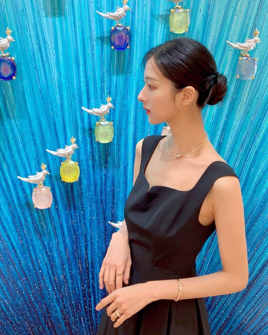ミナ さんのインスタグラム写真 - (ミナ Instagram)「#광고 프로포즈링부터 웨딩반지까지 인연이 깊은 티파니앤코💍의 새로운 부티크인 현대백화점 무역센터점에 다녀왔어요. 뉴욕 5번가 티파니 플래그십 스토어를 그대로 옮겨 놓은 듯한 분위기로 재단장해서 전시를 보듯 컬렉션들을 한 눈에 둘러볼 수 있어서 좋더라구요🪞✨  저는 티파니 노트와 빅토리아를 착용했는데 특히 티파니 노트의 로즈골드 컬러가 여리여리하면서도 우아하고 절제된 고급스러움이 느껴져서 가장 마음에 들었어요. 사실 하나 하나 다 예뻐서 착용할 때마다 위시리스트가 늘어나고 시선 닿는 것마다 마음을 뺏겼던 ..🤍  브랜드 시그니처 ‘티파니 세팅 링’을 비롯한 다이아몬드 웨딩 링과 티파니 베스트셀러로 자리잡은 티파니 T, 하드웨어, 키, 노트, 티파니 락 등의 컬렉션 제품들을 만나볼 수 있으니 현대백화점 무역센터점 티파니 부티크에서 우아함을 만나보세요! JOYFUL, ELEGANT, REFINED🩵  #티파니앤코 #TiffanyAndCo #현대무역」6月30日 12時00分 - blossomh_