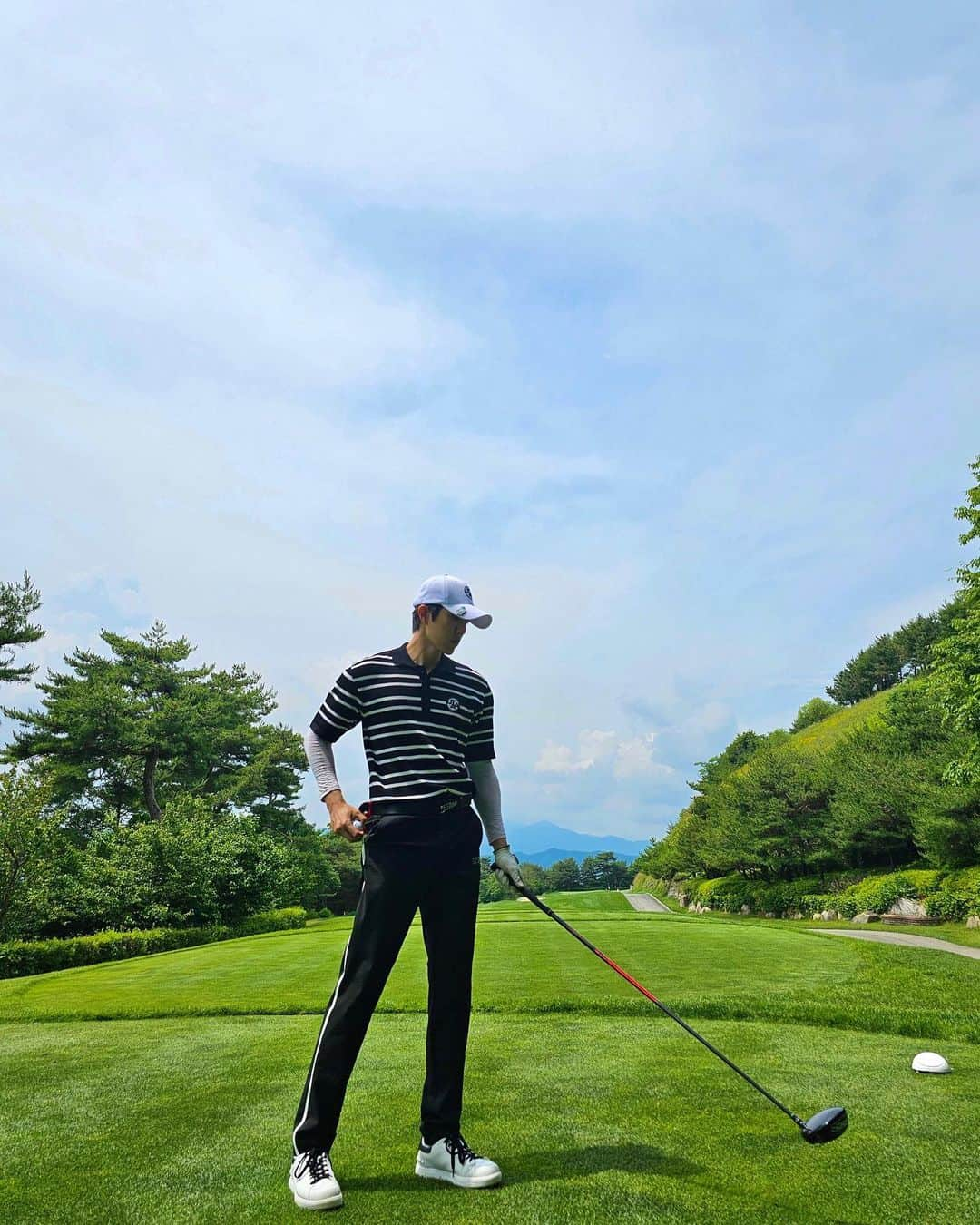 ソンヨルのインスタグラム：「이땐 날씨 좋았는데⛈️」