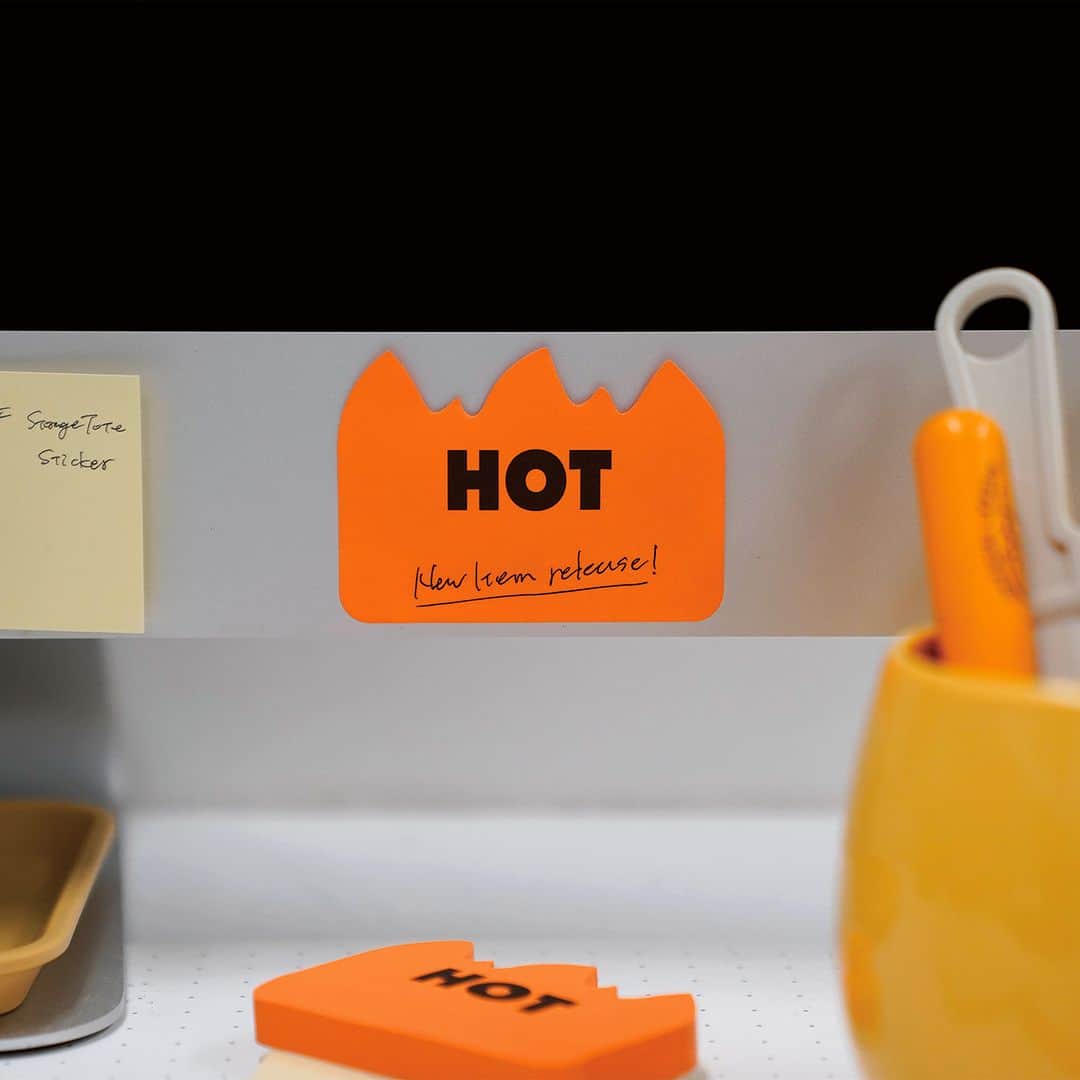 のインスタグラム：「English below / 英語は下に続きます。  〈penco〉より「ホットフレームスティッキーノート」が新発売。  アメリカなどで使用されている可燃物のアテンションシールをイメージした付箋。炎のような形状が重要なポイントやメモ、忘れてはいけないスケジュールなどを目立たせてくれます。 HOTなメッセージを添えて伝言メモとして使っても🔥お店のプライスカードとしてもオススメです。  50枚綴り×2個入で1セット。オレンジ、イエロー、ピンクの3色展開です。  ーーー  New Arrival: Hot Frame Sticky Note - penco®  Inspiration came from a commonly-used attention sticker for combustible to make important notes stand out on your desk. It's hot to pass messages on it, as well as pop display at stores.   Set of two bundles of 50 sheets, available in orange, yellow and pink.  @penco_jpn @hightide_japan  #hightide #penco #hotframestickynote #sticky #stickynote #hotframe #memo #minicard #newarrival #ハイタイド #ペンコ #ホットフレームスティッキーノート #スティッキー #付箋 #伝言メモ #新商品 #新発売」