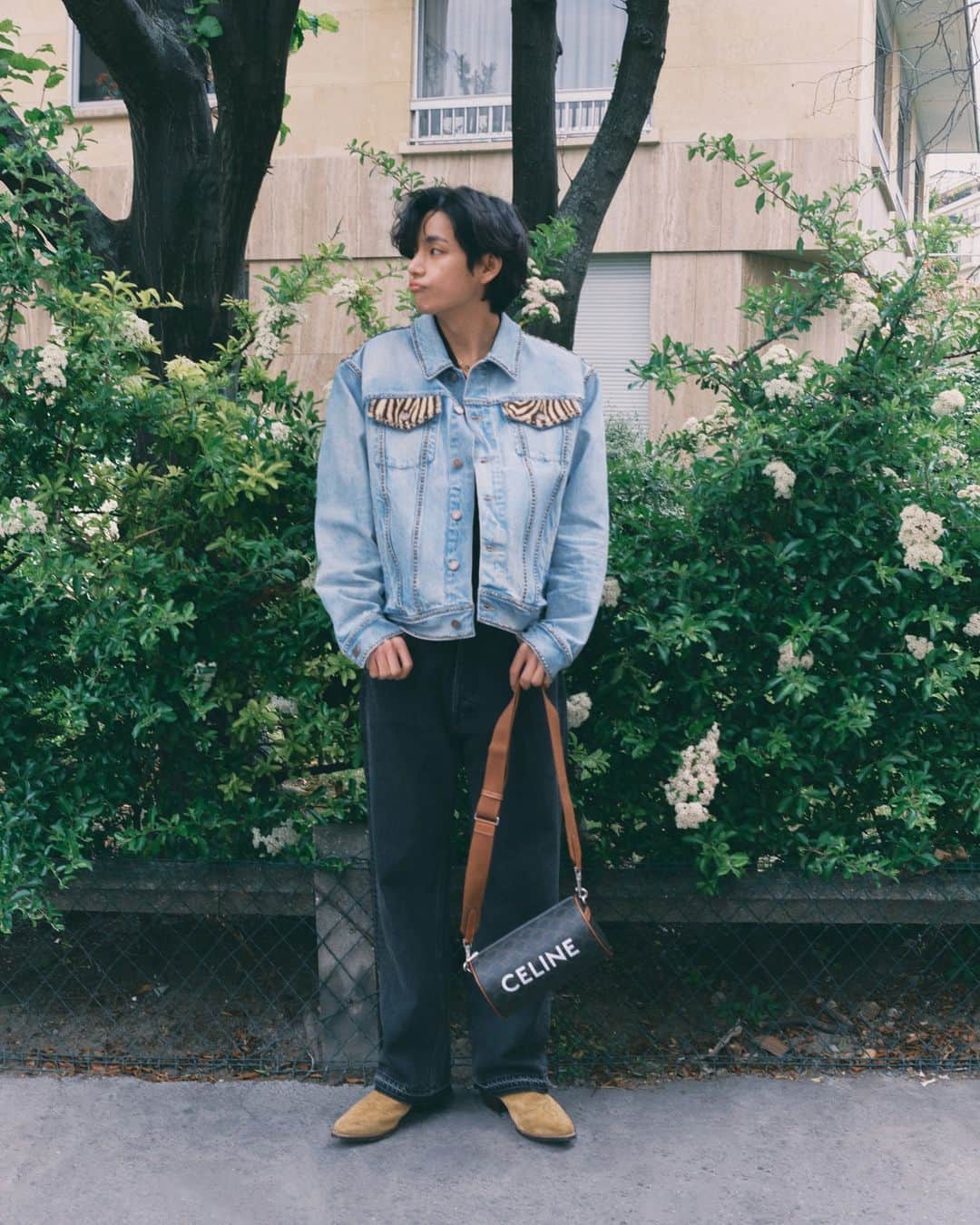 SPURさんのインスタグラム写真 - (SPURInstagram)「セリーヌのコレクションをまとったVのストリートスナップをお届け📸✨  #CELINE #セリーヌ #V #BTS  #SPURmagazine #SPUR #BTSV」6月30日 12時00分 - spurmagazine