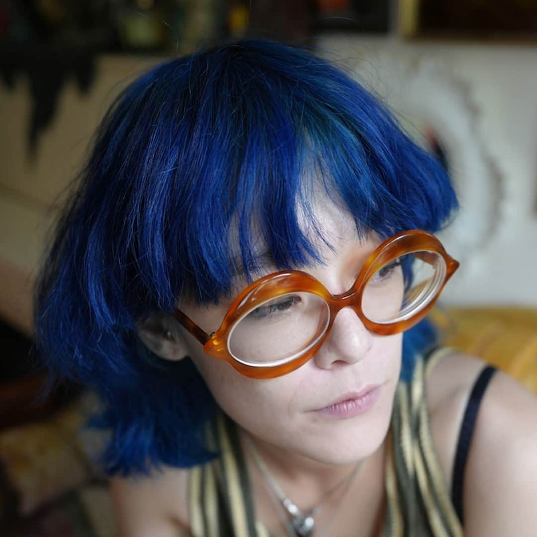 のインスタグラム：「パリジェンヌのお守りアクセサリーとは？ モデル兼ヴィンテージショップオーナーとして活躍するマエ・ラプレのお守りアクセとエピソードを紹介。  1_丸いセルフレームが特徴的なメガネは1960年代のピエール・カルダン。偶然、蚤の市で購⼊したお気に⼊り。  2_ 琥珀（上）とラブラドライト（下）の⼤ぶりなリングはコレクションの中でも特にお気に⼊り。サンジェルマンのジュエリ―ショップでママがプレゼントしてくれたもので、マイラッキーアイテム。  3_炎をイメージし、虹⾊に輝くファイアーアゲート（上）は毎⽇⾝につけているグリグリ（お守りの意味の仏語）。パープルのガラスのネックレス（下）との重ね付けがお気に⼊り。  photography: Yusuke Kinaka, editing: @suzukichako   詳しくはこちらの記事をチェックして。 https://madamefigaro.jp/series/parisienne/230626-paris-mae.html   @meimei_vintage #パリジェンヌ#paris #アクセサリー #madamefigarojapon #フィガロジャポン #マダムフィガロジャポン」