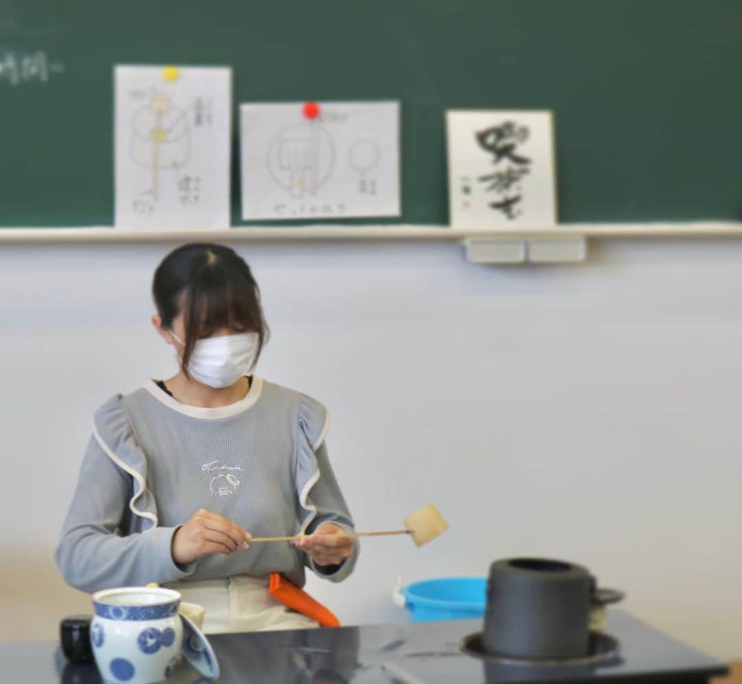 福岡女子短期大学さんのインスタグラム写真 - (福岡女子短期大学Instagram)「💎文化教養学科１年生「日本の伝統文化」  「日本の伝統文化2」茶道では、 伝統的な日本文化の一つである茶道の作法や所作を通して、 他者を思う「おもてなしの心」を学びます。 また、掛物から四季の移ろいを感じたり、焼き物や塗などの茶道具に触れたりすることで、日本文化の良さを知り、授業で学んだ茶道の所作や作法に興味関心を示し、日常の生活に活かすことができるようにします。  文化教養学科の１年生が頑張っています🙌✨  #福岡女子短期大学  #文化教養学科 #日本文化 #茶道」6月30日 12時01分 - fukuoka_wjc