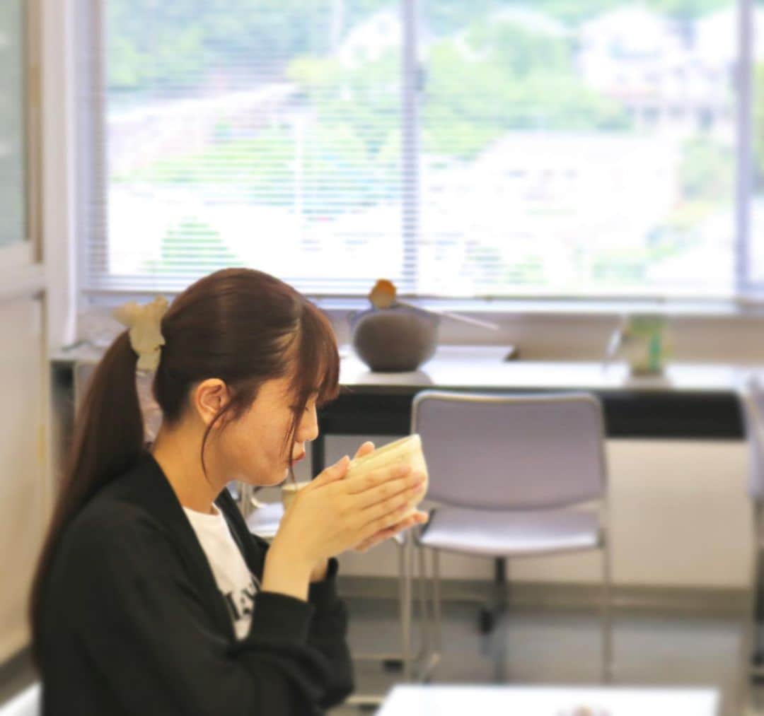福岡女子短期大学さんのインスタグラム写真 - (福岡女子短期大学Instagram)「💎文化教養学科１年生「日本の伝統文化」  「日本の伝統文化2」茶道では、 伝統的な日本文化の一つである茶道の作法や所作を通して、 他者を思う「おもてなしの心」を学びます。 また、掛物から四季の移ろいを感じたり、焼き物や塗などの茶道具に触れたりすることで、日本文化の良さを知り、授業で学んだ茶道の所作や作法に興味関心を示し、日常の生活に活かすことができるようにします。  文化教養学科の１年生が頑張っています🙌✨  #福岡女子短期大学  #文化教養学科 #日本文化 #茶道」6月30日 12時01分 - fukuoka_wjc