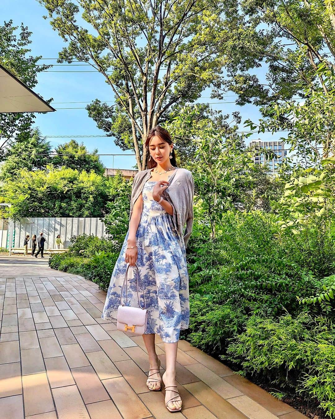 石井里奈さんのインスタグラム写真 - (石井里奈Instagram)「アフタヌーンティーの時のコーデ🫶夏用のガーディガンが大活躍だった🥹🩵 . cardigan... @caprino_jp  dress... @multiply___official  sandals... @zara  . ネイルは @maki_rgrace にキラキラシェルストーンネイルにしてもらいました✌️♥️ . フェイスラインは @lello_beauty_salon で新メニューの @christinajapan のフォーエバーヤングを✨かなり引き上がってツヤも出てやっぱり大好きなエステ♥️ ラスト金曜、月末、頑張っていきましょう🔥 . #夏ネイル #ネイル #caprino #夏コーデ #夏ファッション #ビーチコーデ #vancleefarpels #ヴァンクリーフ #夏ワンピース #リゾートコーデ #ハーフアップ #christina #クリスティーナ」6月30日 12時04分 - ri7tin1025