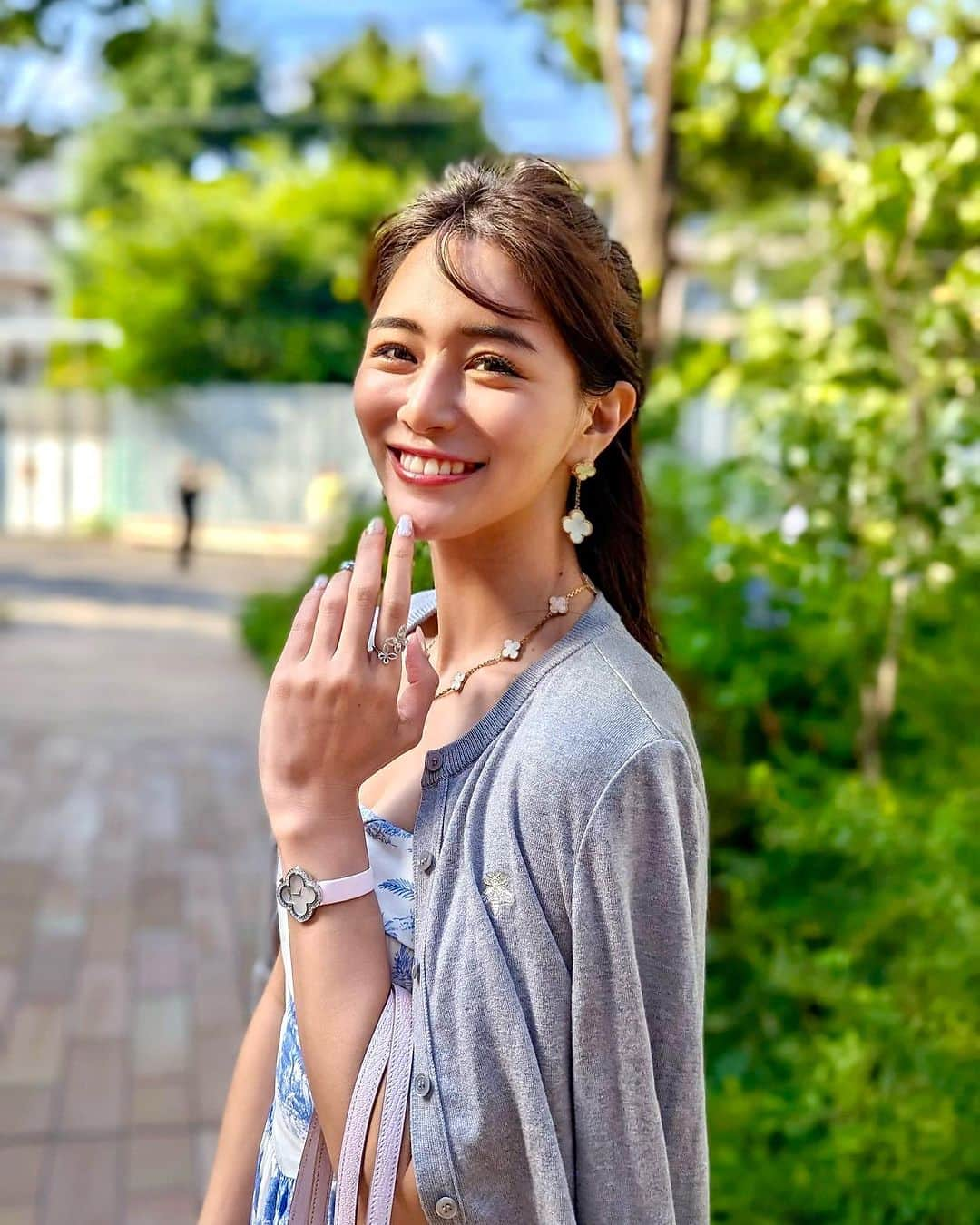 石井里奈さんのインスタグラム写真 - (石井里奈Instagram)「アフタヌーンティーの時のコーデ🫶夏用のガーディガンが大活躍だった🥹🩵 . cardigan... @caprino_jp  dress... @multiply___official  sandals... @zara  . ネイルは @maki_rgrace にキラキラシェルストーンネイルにしてもらいました✌️♥️ . フェイスラインは @lello_beauty_salon で新メニューの @christinajapan のフォーエバーヤングを✨かなり引き上がってツヤも出てやっぱり大好きなエステ♥️ ラスト金曜、月末、頑張っていきましょう🔥 . #夏ネイル #ネイル #caprino #夏コーデ #夏ファッション #ビーチコーデ #vancleefarpels #ヴァンクリーフ #夏ワンピース #リゾートコーデ #ハーフアップ #christina #クリスティーナ」6月30日 12時04分 - ri7tin1025