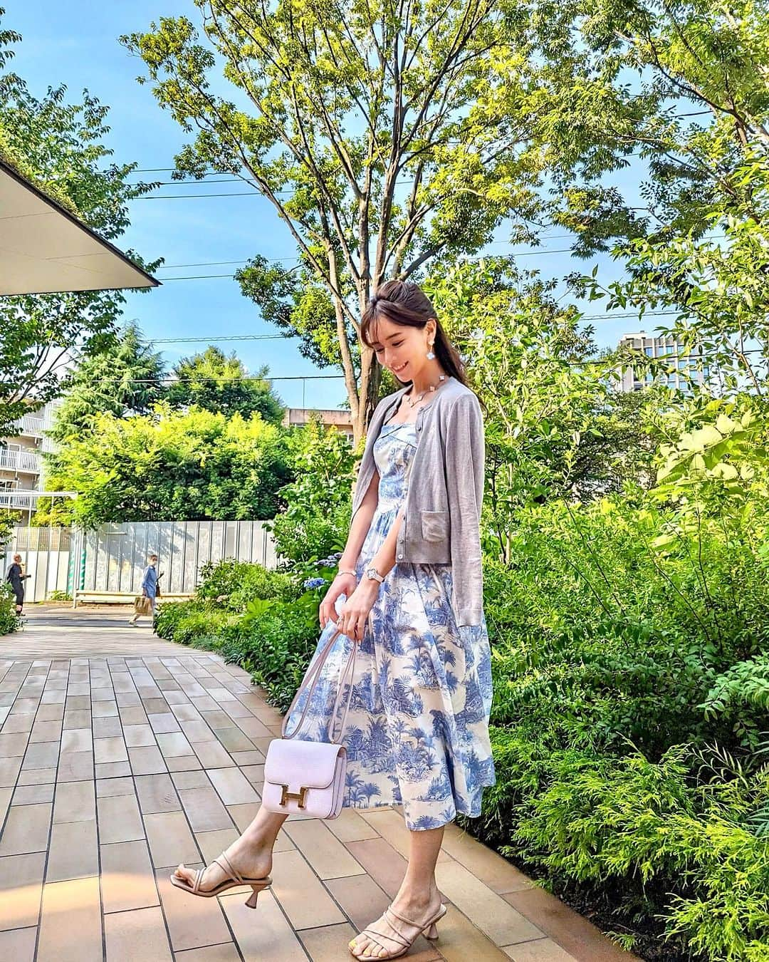 石井里奈さんのインスタグラム写真 - (石井里奈Instagram)「アフタヌーンティーの時のコーデ🫶夏用のガーディガンが大活躍だった🥹🩵 . cardigan... @caprino_jp  dress... @multiply___official  sandals... @zara  . ネイルは @maki_rgrace にキラキラシェルストーンネイルにしてもらいました✌️♥️ . フェイスラインは @lello_beauty_salon で新メニューの @christinajapan のフォーエバーヤングを✨かなり引き上がってツヤも出てやっぱり大好きなエステ♥️ ラスト金曜、月末、頑張っていきましょう🔥 . #夏ネイル #ネイル #caprino #夏コーデ #夏ファッション #ビーチコーデ #vancleefarpels #ヴァンクリーフ #夏ワンピース #リゾートコーデ #ハーフアップ #christina #クリスティーナ」6月30日 12時04分 - ri7tin1025