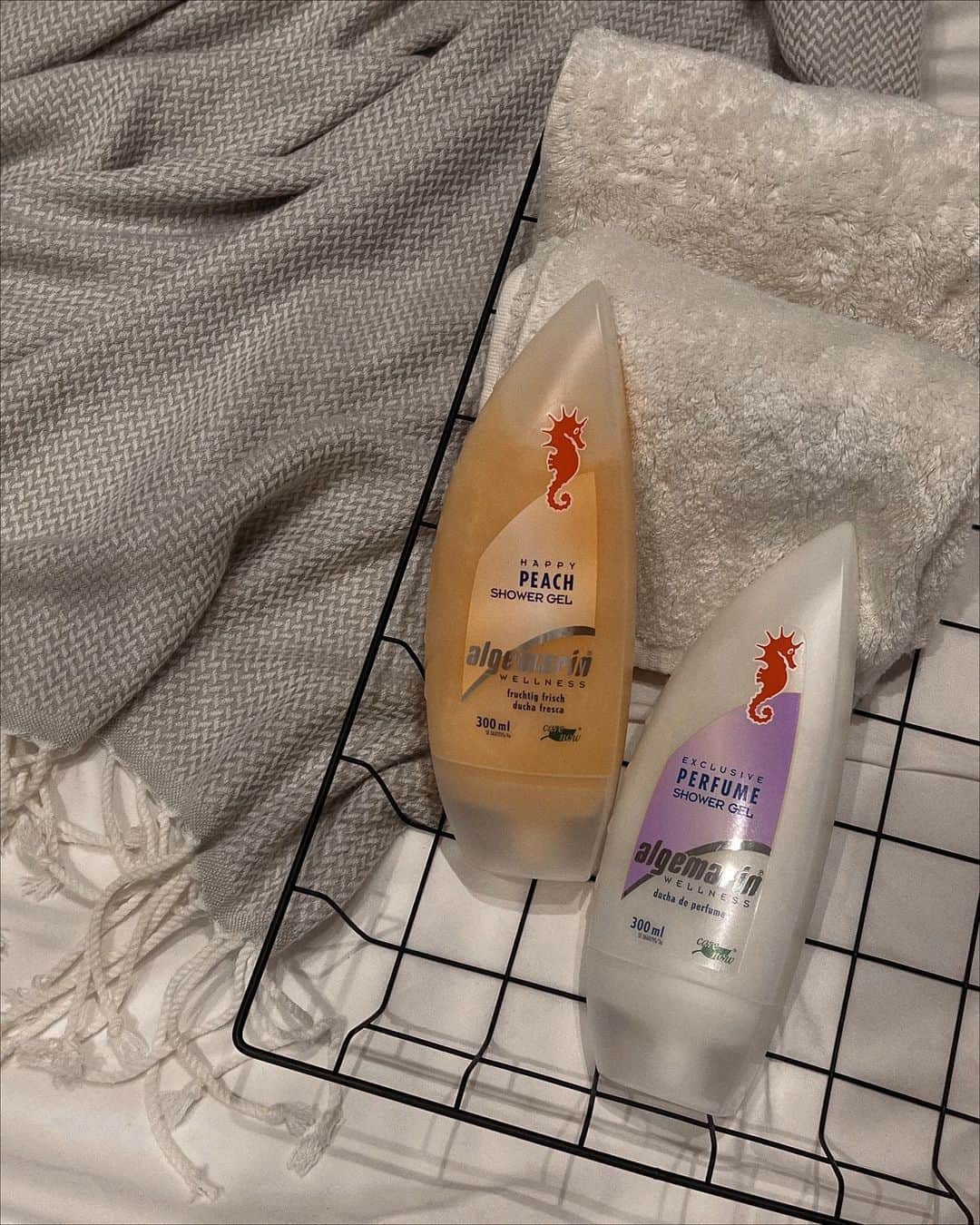 のインスタグラム：「累計200万本販売達成した @algemarin.showergel のボディーソープ♡🚿 パフューム、ピーチ、アイスメンの3種類の香りがあって 3種類全部系統が違う香りだから自分の好みみつけてみてね！ ピーチの香りが甘くて美味しそうで1番すき🍑🩷  海藻タンパクやミルク等の うるおい成分が配合されてるのがありがたい🥹  楽天市場、amazon、一部販売店で購入できるよ🫶🏼！  #PR #アルゲマリンボディーソープ #ボディソープ #保湿 #湧川商会」