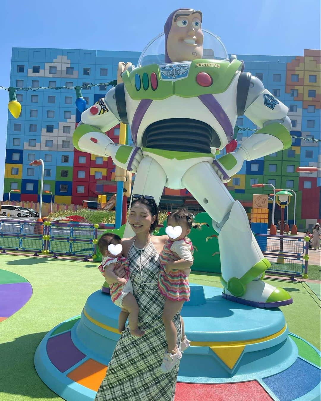 りえさんのインスタグラム写真 - (りえInstagram)「ホテル可愛すぎる🤖💙💚🧡 いい思い出💯  2日間姉妹はお揃いコーデ🩷🧡💛 せっかくお揃いだから姉妹の2ショット撮りたかったのに、いやいやされたので、アンパンチョコ買ってあげる って物で釣る作戦でなんとか一緒に撮ってくれた🥹🧡  #トイストーリーホテル#トイストーリー#子連れ旅行#子連れホテル#子連れスポット#子連れおでかけ#姉妹ママ#女の子ママ」6月30日 12時05分 - ririri060800