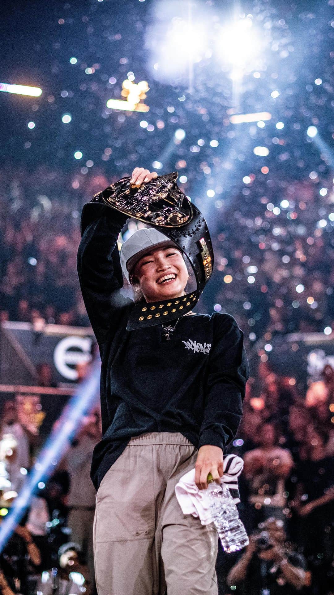 のインスタグラム：「初代女王 @gfc_ami がパリに出陣🇯🇵→🇫🇷  10月開催の #RedBullBCOne World Final ParisにB-Girl Amiの参戦が決定⚔️  世界決勝へ続く日本予選も開催！ 詳細はプロフィール🔗から✔️  #レッドブル #翼をさずける #ブレイキン #bboy #bgirl」