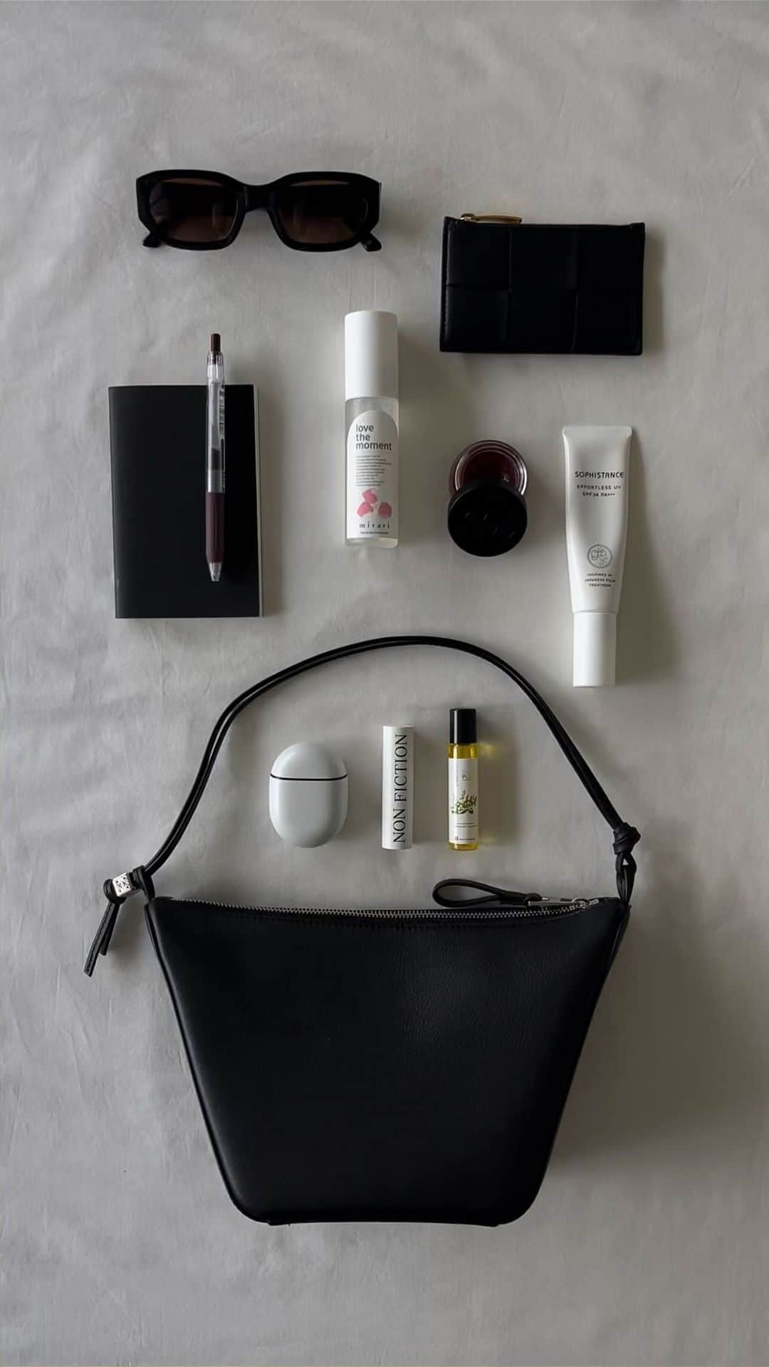大屋夏南のインスタグラム：「What’s in my bag, weekend edition 💫バッグの中身週末バージョン🌴」