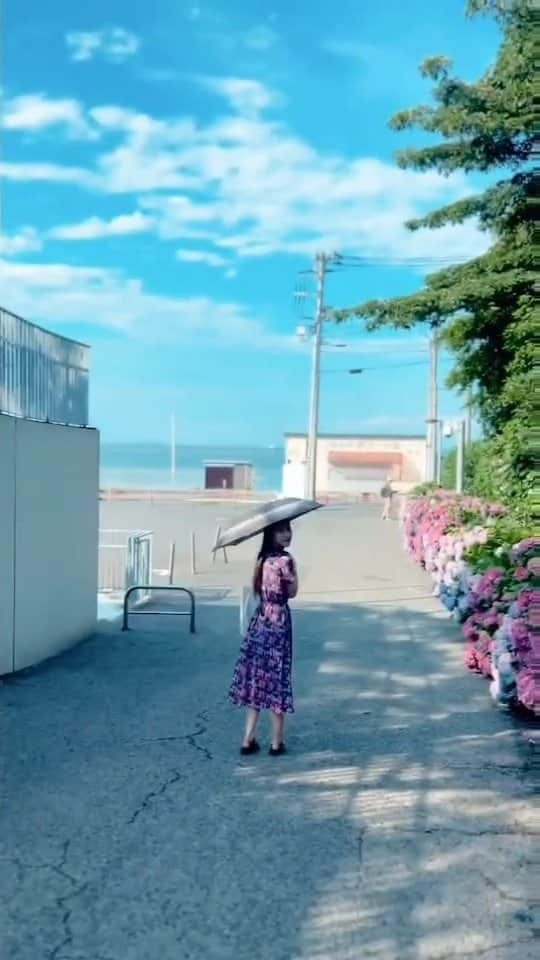 杉原枝利香のインスタグラム：「#june ✤  EARRING→ @binna_marina さん BRACELET→@kuchi__afghandress さん DRESS→@topofthehill_official(@topofthehill_yokosuka )さん  #earring #bracelet  #accessory #iloveit #紫陽花 #あじさい #hydrangea #6月 #横須賀美術館 ------------------------ #photoshoot #photo #outfit #ootdfashion #ootd #fashion #fashiongram #followme #シードルアンバサダー #横須賀アピールグラマー #りンご #杉原枝利香 #actress #model #ambassador #🍎」