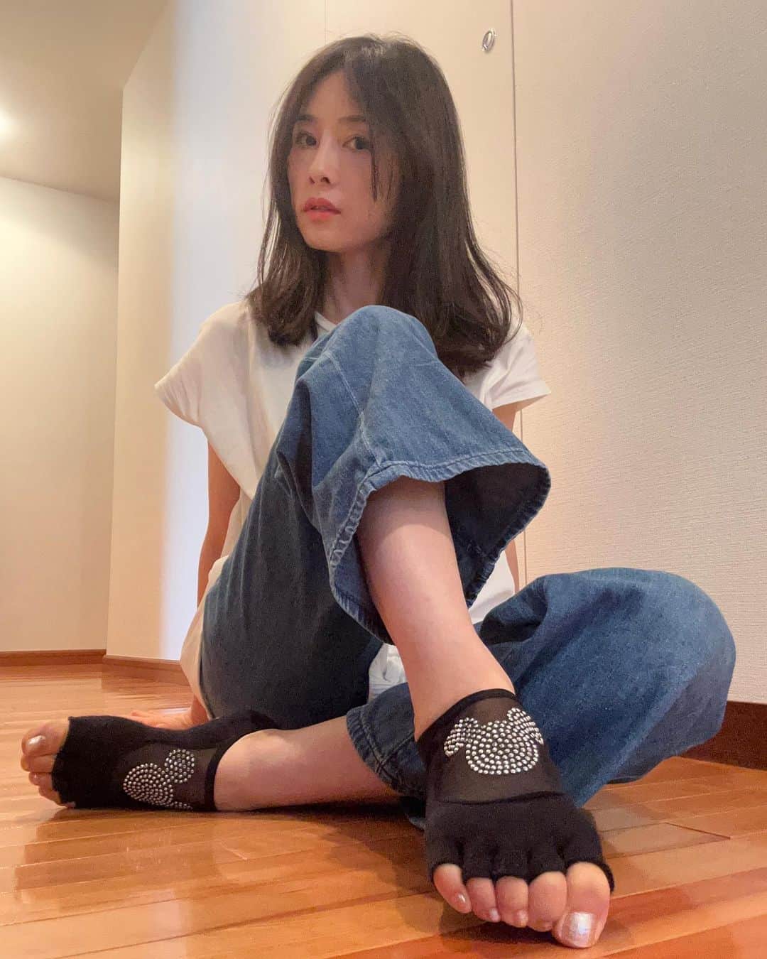 のインスタグラム：「❇︎ 今日のワンポイントはミッキーのトゥーソックス👣 雨の日の筋トレとストレッチ。 #toesox  #MickeyMouse #workout」