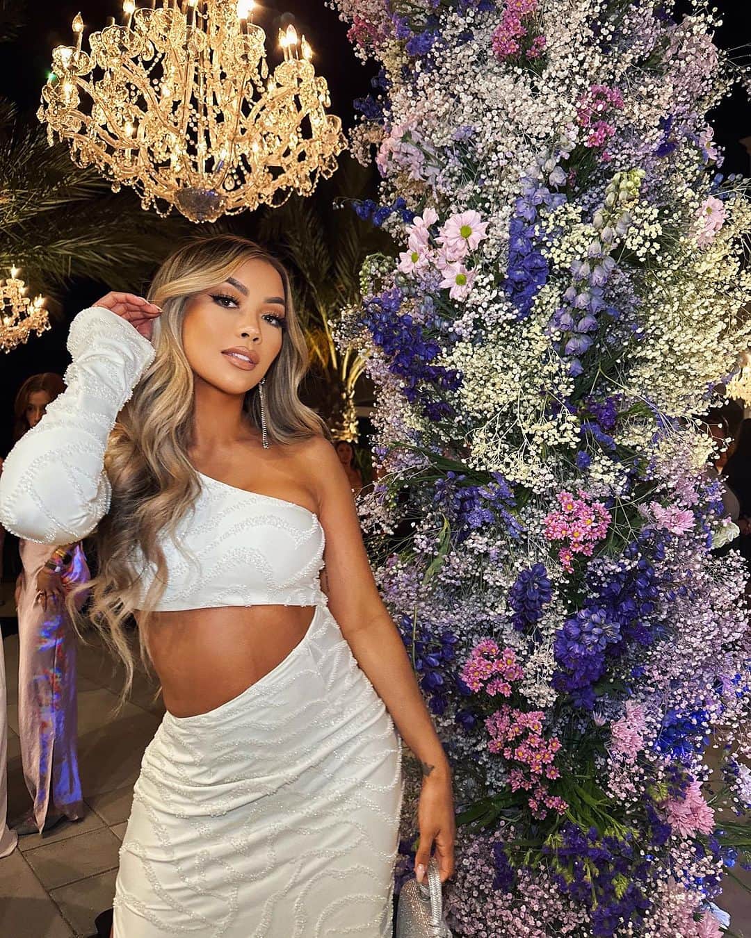 リアン Vのインスタグラム：「Self-love is the highest frequency that attracts everything to you 🌸」