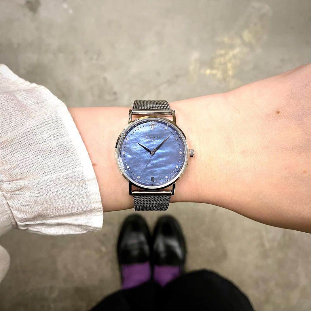 Maker's Watch Knotのインスタグラム：「こんにちは！ 丸の内ギャラリーショップのおばたです🪻 ⁡ みなさま、夏と言ったら何をイメージしますか？🐠🫧 ⁡ 本日は🌟大人気🌟 日本の四季を表現する限定コレクションより夏の季語を現す ˗ˏˋ 氷水ˎˊ˗をご紹介します！  日差しに当たると、マザーオプパールがキラキラと煌めき、 腕元から涼しさを放ってくれます🧊 ⁡ 夏の必需品である、冷たいかき氷を表す季語˗ˏˋ 氷水ˎˊ˗ 暑い夏のお出かけやイベントのパートナーになること 間違いなしです🤝🏻  ぜひお近くのへお立ち寄りの際は、クールダウンも兼ねて、 丸の内ギャラリーショップにお越しください！ ⁡ みなさまのご来店をお待ちしております🙋🏻‍♀️🌻  時計：ジュエリーソーラー（CJ-32SVLB） ストラップ：メッシュストラップ（MS-18SVSV）  #ノット  #時計 #腕時計  #国産時計  #カスタムオーダー #丸の内  #knotwatch  #watch #wristwatch #madeinjapan #japantravel  #japantrip #knotwatch#marunouchi #손목시계  #手表　#手錶　#맞춤형　#定制　#교토」