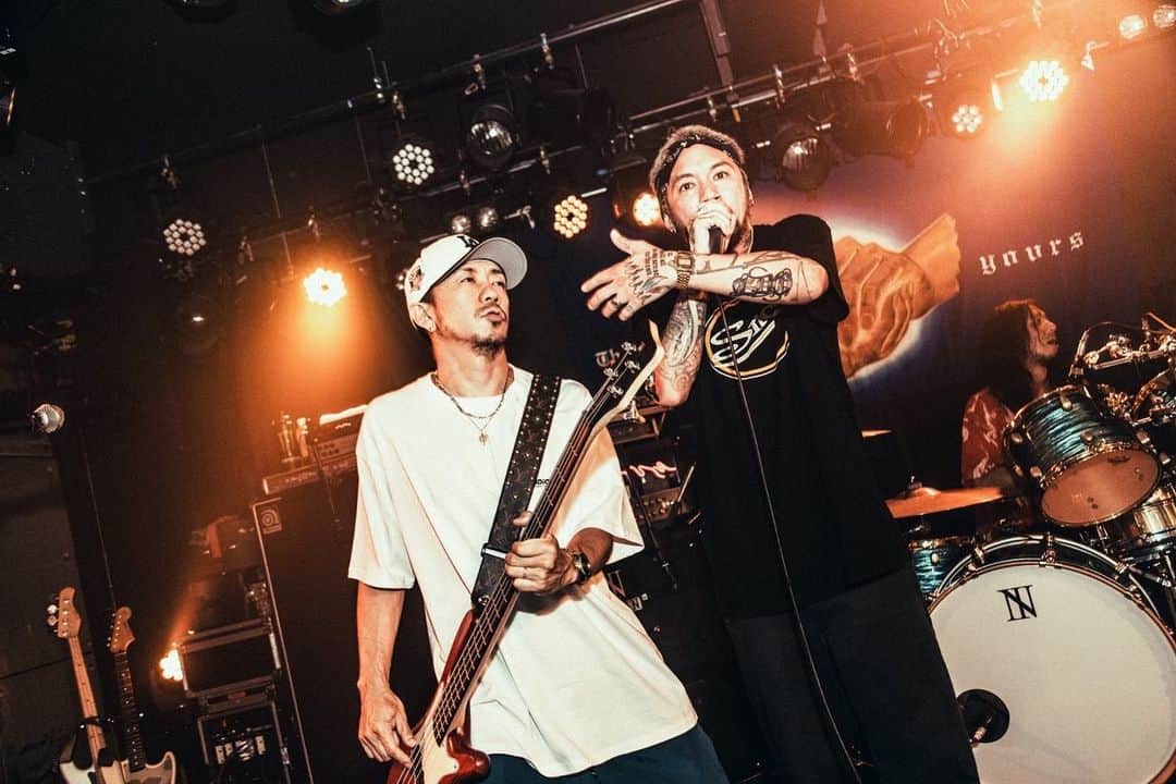 T$UYO$HIさんのインスタグラム写真 - (T$UYO$HIInstagram)「. 47 AREAS Day 18 富山マイロはPTPxRIZEだったり 色々思い出がある小屋だよ そんな新しくなったマイロが まさかのまさかの 過去一灼熱地獄になるとは、、、  床も汗と湿気でびっちょびちょ 何回もコケそうになったよ それくらいみんなの熱気がヤバかった！  前日に食ったアスパラも 差し入れの鱒寿司もスーパードライも美味かったっす ありがとう！  photo @nekoze_photo   #thebonez  #47areas #yours #骨から気合い」6月30日 12時18分 - tsuyoshi_ptp
