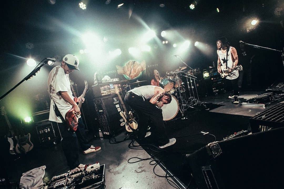T$UYO$HIさんのインスタグラム写真 - (T$UYO$HIInstagram)「. 47 AREAS Day 18 富山マイロはPTPxRIZEだったり 色々思い出がある小屋だよ そんな新しくなったマイロが まさかのまさかの 過去一灼熱地獄になるとは、、、  床も汗と湿気でびっちょびちょ 何回もコケそうになったよ それくらいみんなの熱気がヤバかった！  前日に食ったアスパラも 差し入れの鱒寿司もスーパードライも美味かったっす ありがとう！  photo @nekoze_photo   #thebonez  #47areas #yours #骨から気合い」6月30日 12時18分 - tsuyoshi_ptp