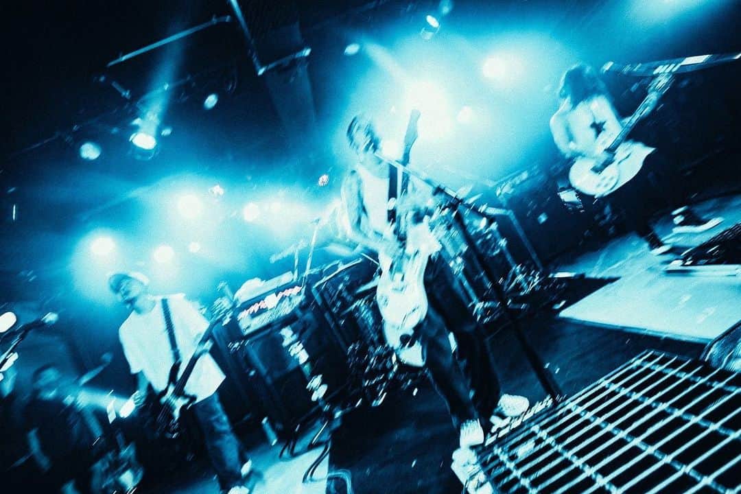 T$UYO$HIさんのインスタグラム写真 - (T$UYO$HIInstagram)「. 47 AREAS Day 18 富山マイロはPTPxRIZEだったり 色々思い出がある小屋だよ そんな新しくなったマイロが まさかのまさかの 過去一灼熱地獄になるとは、、、  床も汗と湿気でびっちょびちょ 何回もコケそうになったよ それくらいみんなの熱気がヤバかった！  前日に食ったアスパラも 差し入れの鱒寿司もスーパードライも美味かったっす ありがとう！  photo @nekoze_photo   #thebonez  #47areas #yours #骨から気合い」6月30日 12時18分 - tsuyoshi_ptp