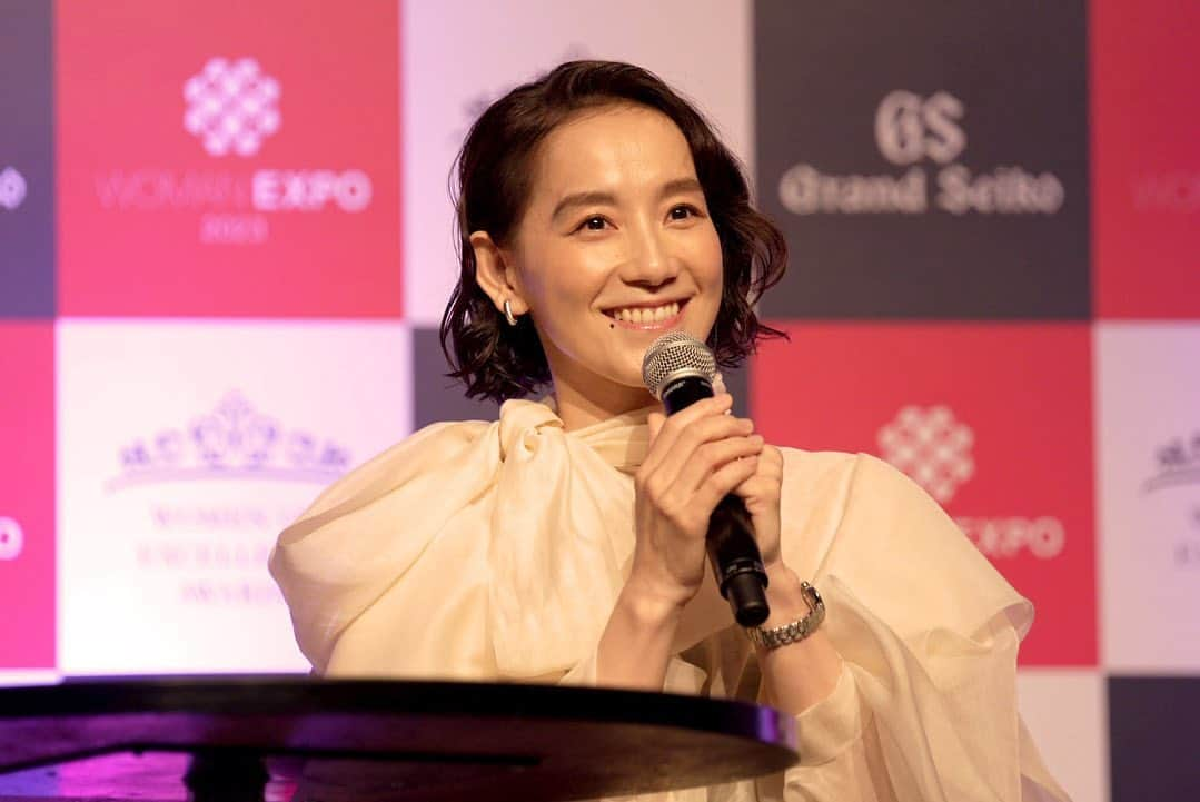 篠原ともえさんのインスタグラム写真 - (篠原ともえInstagram)「この度「第9回 Women of Excellence Awards」を受賞しました🏆 このアワードはこれまでの功績や新たな道への挑戦など働く女性を表彰する賞ということで、メディア媒体である日経クロスウーマンが主催しグランドセイコーが協賛しており、授賞式に参加させていただきました🏅  7月1日歌手デビューしてから28周年を迎えるタイミングでの受賞でした💿しみじみと時の流れを感じています。  この日のために衣装は折り紙をモチーフにパターンを導き出した、オリジナル作品で登壇。制作風景もインスタにUPしたところメッセージや反響もいただき、コツコツと製作した甲斐がありました...🪡  多くの働く女性の皆さんが、日々の努力やキャリアを重ねて見事なお仕事ぶりを発揮し、子育てなどを乗り越えてらっしゃる方など輝いている女性は、私の周りにも本当にたくさんいます。このような光栄な賞をいただくことは大変恐縮なのですが、会場にお越しいただいた皆様にも、私なりのお仕事論などもお話しさせていただきました🎤  この日、副賞にいただいたのはグランドセイコーの自動巻メカニカルウオッチ🕑ハイエンドなおしゃれ時計はすでに私の心強いアイテムになっています。 これからも時を大切に慈しみながら、ものづくりを続けてゆきますね！  篠原ともえ」6月30日 12時20分 - tomoe_shinohara