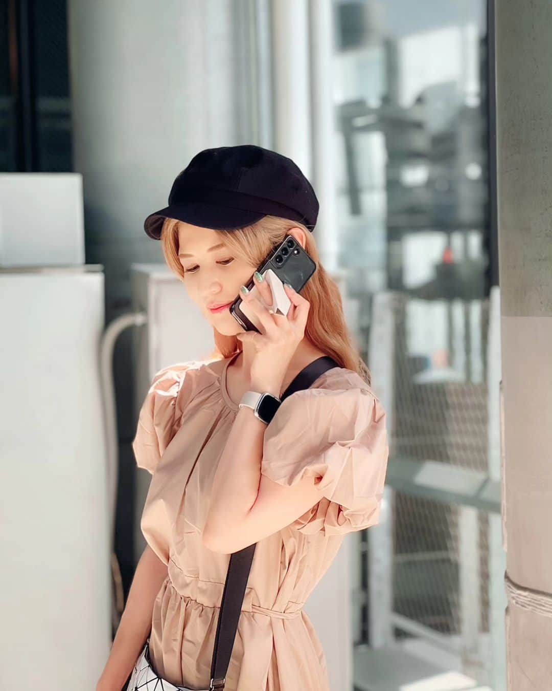 Hairmake Shinoのインスタグラム：「スマホのお話し𓂃𓈒𓏸  ケースだけだとなぜか手からふっ飛ばしてしまうひと🙋‍♀️w  きっと、、、 私だけではない、はず、、(笑)  グリップがないと度々スマホを落として、キズだらけにしてしまうからグリップはマスト!  落下防止にもなるし、 動画みる時はスタンドになるし 写真撮るときも👀📷️✨  磁石がついてるから場所によっては壁にくっつけて撮影したり、動画見たり😃  折り畳むとカードくらいの薄さになるからかさばらないのも◎  10%OFFなるクーポンのせるので良かったら使ってね!  Shinoyagyu_beak *️⃣今日から7月12日まで𓂃𓈒𓏸  @human___natures #beakmate #スマホグリップ #スマホスタンド #スマホアクセサリー #スマホケース #便利アイテム」