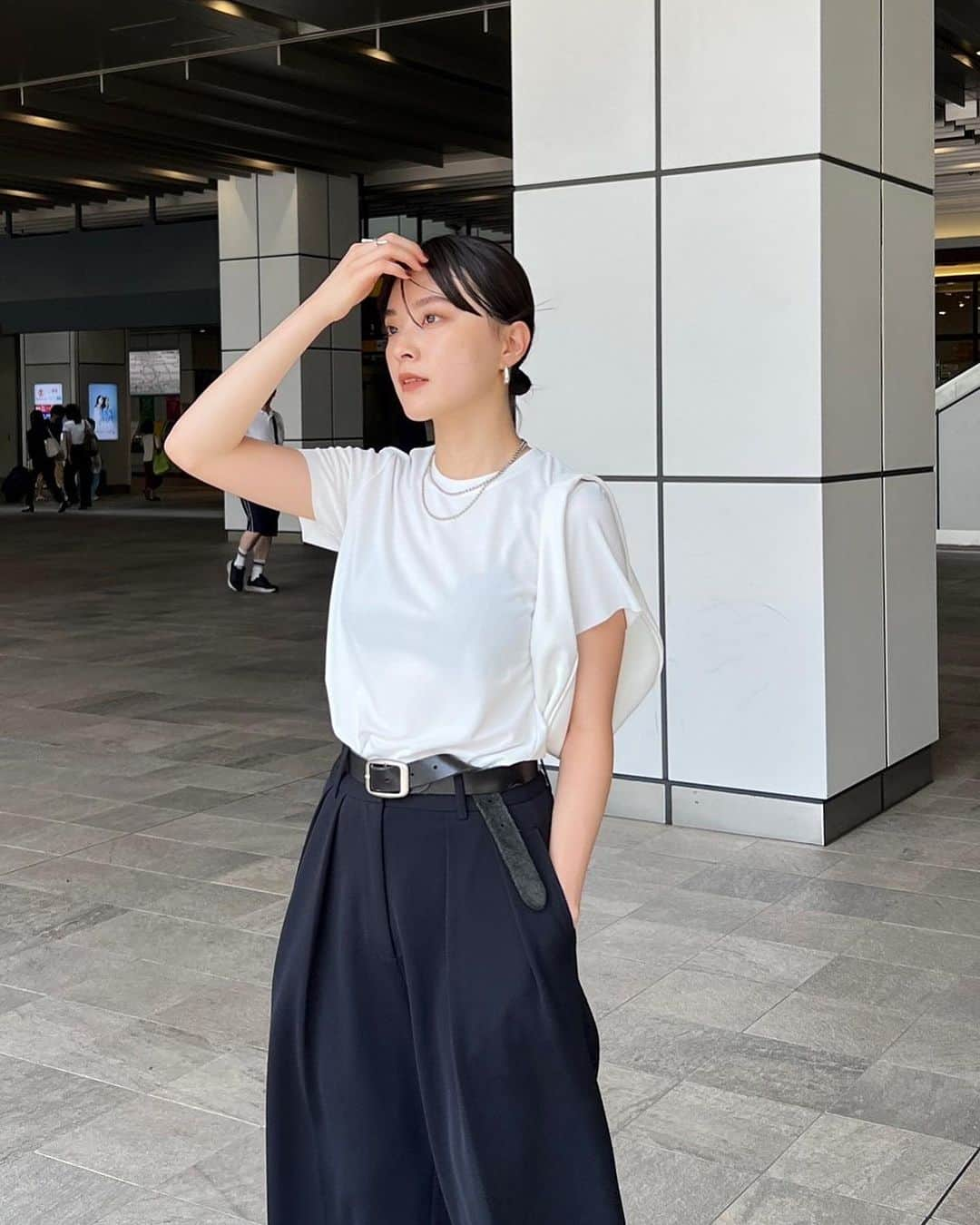 ETRÉ TOKYO ストアさんのインスタグラム写真 - (ETRÉ TOKYO ストアInstagram)「@etretokyo  【6/29 New Arrival】 ㅤㅤㅤ ㅤㅤ #ETREクルーネックカットオフスリーブTee WHITE / BEIGE / BLACK F size ¥6,600(tax in) ㅤ  新宿スタッフ @etretokyo_tobi 157cm @etretokyo_risa 160cm ㅤ  着用カラー：WHITE  ㅤㅤㅤ  - - - - - - - - - - - - - - - - - - - - - - - - - - - -  商品詳細はTOPページURLよりチェック🔍 ›› @etretokyo_store  ㅤㅤㅤ スタッフコーディネートも毎日更新中【 #etretokyo_staff_ootd 】をフォロー🐿️  TOPページの"フォロー中"から 気になるスタッフのアカウントをフォロー🤝  ㅤㅤㅤ ㅤㅤ  - - - - - - - - - - - - - - - - - - - - - - - - - - - - ⁡  【INFORMATION】 ⁡ㅤㅤㅤ ⁡ ※ 6/29(木)発売のアイテムは 6/30(金)12:00よりお在庫のある場合、ルミネカード会員様限定で店舗通販のご利用が可能です。 ⁡ ※お電話がつながりにくい可能性がございます。 ⁡ ※また混雑時には入場制限及び 試着点数の制限を設けさせて頂きます。 予めご了承ください。 ⁡ ⁡ ご理解、ご協力を賜りますよう 心よりお願い申し上げます。   ㅤㅤㅤ 【LUMINE SHINJUKU STORE】 ETRÉ TOKYO ルミネ新宿2店 TEL：03-5989-0979  ー営業時間ー (平日、土日祝)11:00-21:00 ⁡ #etretokyo#etre#fashion#etretokyoshinjuku #etre#2023etre#etretokyo_staff_ootd#2023ss #ルミネ新宿2#新作紹介 #夏ファッション #夏物コーデ #夏コーディネート #スタッフスナップ #シンプルコーディネート #シンプルファッション #大人カジュアルスタイル #クルーネックt」6月30日 12時27分 - etretokyo_store