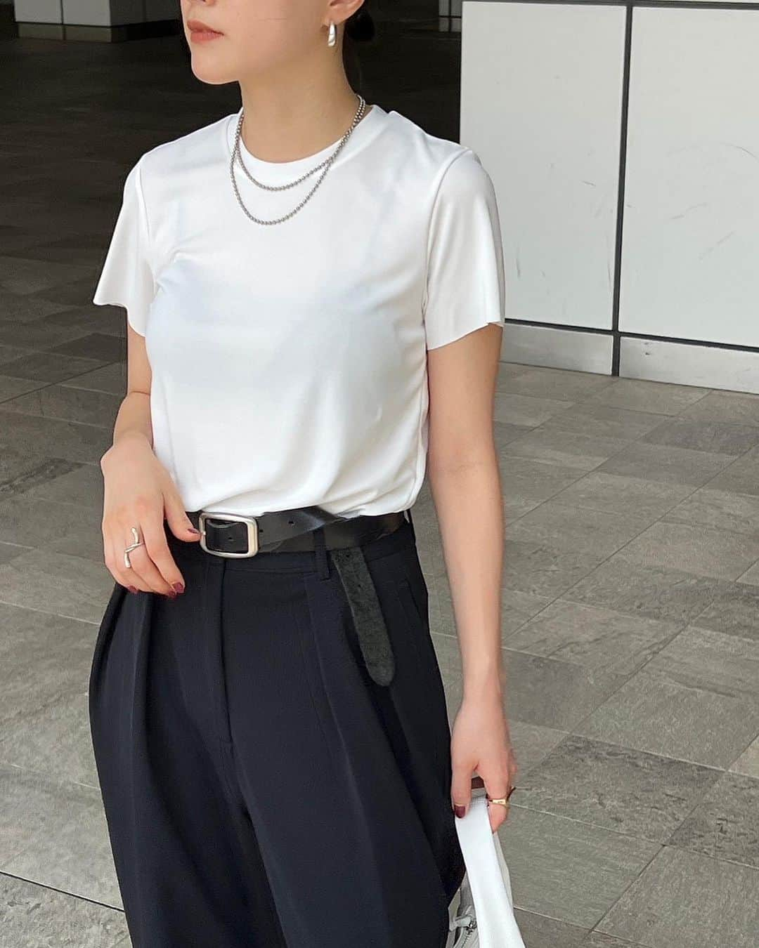 ETRÉ TOKYO ストアさんのインスタグラム写真 - (ETRÉ TOKYO ストアInstagram)「@etretokyo  【6/29 New Arrival】 ㅤㅤㅤ ㅤㅤ #ETREクルーネックカットオフスリーブTee WHITE / BEIGE / BLACK F size ¥6,600(tax in) ㅤ  新宿スタッフ @etretokyo_tobi 157cm @etretokyo_risa 160cm ㅤ  着用カラー：WHITE  ㅤㅤㅤ  - - - - - - - - - - - - - - - - - - - - - - - - - - - -  商品詳細はTOPページURLよりチェック🔍 ›› @etretokyo_store  ㅤㅤㅤ スタッフコーディネートも毎日更新中【 #etretokyo_staff_ootd 】をフォロー🐿️  TOPページの"フォロー中"から 気になるスタッフのアカウントをフォロー🤝  ㅤㅤㅤ ㅤㅤ  - - - - - - - - - - - - - - - - - - - - - - - - - - - - ⁡  【INFORMATION】 ⁡ㅤㅤㅤ ⁡ ※ 6/29(木)発売のアイテムは 6/30(金)12:00よりお在庫のある場合、ルミネカード会員様限定で店舗通販のご利用が可能です。 ⁡ ※お電話がつながりにくい可能性がございます。 ⁡ ※また混雑時には入場制限及び 試着点数の制限を設けさせて頂きます。 予めご了承ください。 ⁡ ⁡ ご理解、ご協力を賜りますよう 心よりお願い申し上げます。   ㅤㅤㅤ 【LUMINE SHINJUKU STORE】 ETRÉ TOKYO ルミネ新宿2店 TEL：03-5989-0979  ー営業時間ー (平日、土日祝)11:00-21:00 ⁡ #etretokyo#etre#fashion#etretokyoshinjuku #etre#2023etre#etretokyo_staff_ootd#2023ss #ルミネ新宿2#新作紹介 #夏ファッション #夏物コーデ #夏コーディネート #スタッフスナップ #シンプルコーディネート #シンプルファッション #大人カジュアルスタイル #クルーネックt」6月30日 12時27分 - etretokyo_store