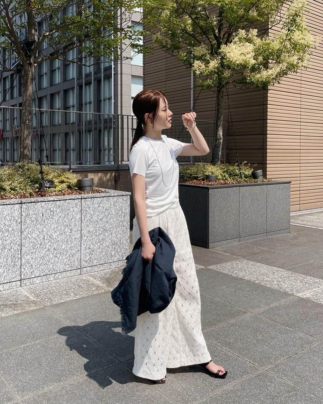 ETRÉ TOKYO ストアさんのインスタグラム写真 - (ETRÉ TOKYO ストアInstagram)「@etretokyo  【6/29 New Arrival】 ㅤㅤㅤ ㅤㅤ #ETREクルーネックカットオフスリーブTee WHITE / BEIGE / BLACK F size ¥6,600(tax in) ㅤ  新宿スタッフ @etretokyo_tobi 157cm @etretokyo_risa 160cm ㅤ  着用カラー：WHITE  ㅤㅤㅤ  - - - - - - - - - - - - - - - - - - - - - - - - - - - -  商品詳細はTOPページURLよりチェック🔍 ›› @etretokyo_store  ㅤㅤㅤ スタッフコーディネートも毎日更新中【 #etretokyo_staff_ootd 】をフォロー🐿️  TOPページの"フォロー中"から 気になるスタッフのアカウントをフォロー🤝  ㅤㅤㅤ ㅤㅤ  - - - - - - - - - - - - - - - - - - - - - - - - - - - - ⁡  【INFORMATION】 ⁡ㅤㅤㅤ ⁡ ※ 6/29(木)発売のアイテムは 6/30(金)12:00よりお在庫のある場合、ルミネカード会員様限定で店舗通販のご利用が可能です。 ⁡ ※お電話がつながりにくい可能性がございます。 ⁡ ※また混雑時には入場制限及び 試着点数の制限を設けさせて頂きます。 予めご了承ください。 ⁡ ⁡ ご理解、ご協力を賜りますよう 心よりお願い申し上げます。   ㅤㅤㅤ 【LUMINE SHINJUKU STORE】 ETRÉ TOKYO ルミネ新宿2店 TEL：03-5989-0979  ー営業時間ー (平日、土日祝)11:00-21:00 ⁡ #etretokyo#etre#fashion#etretokyoshinjuku #etre#2023etre#etretokyo_staff_ootd#2023ss #ルミネ新宿2#新作紹介 #夏ファッション #夏物コーデ #夏コーディネート #スタッフスナップ #シンプルコーディネート #シンプルファッション #大人カジュアルスタイル #クルーネックt」6月30日 12時27分 - etretokyo_store