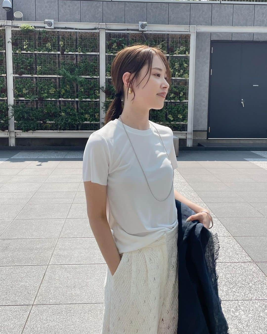 ETRÉ TOKYO ストアさんのインスタグラム写真 - (ETRÉ TOKYO ストアInstagram)「@etretokyo  【6/29 New Arrival】 ㅤㅤㅤ ㅤㅤ #ETREクルーネックカットオフスリーブTee WHITE / BEIGE / BLACK F size ¥6,600(tax in) ㅤ  新宿スタッフ @etretokyo_tobi 157cm @etretokyo_risa 160cm ㅤ  着用カラー：WHITE  ㅤㅤㅤ  - - - - - - - - - - - - - - - - - - - - - - - - - - - -  商品詳細はTOPページURLよりチェック🔍 ›› @etretokyo_store  ㅤㅤㅤ スタッフコーディネートも毎日更新中【 #etretokyo_staff_ootd 】をフォロー🐿️  TOPページの"フォロー中"から 気になるスタッフのアカウントをフォロー🤝  ㅤㅤㅤ ㅤㅤ  - - - - - - - - - - - - - - - - - - - - - - - - - - - - ⁡  【INFORMATION】 ⁡ㅤㅤㅤ ⁡ ※ 6/29(木)発売のアイテムは 6/30(金)12:00よりお在庫のある場合、ルミネカード会員様限定で店舗通販のご利用が可能です。 ⁡ ※お電話がつながりにくい可能性がございます。 ⁡ ※また混雑時には入場制限及び 試着点数の制限を設けさせて頂きます。 予めご了承ください。 ⁡ ⁡ ご理解、ご協力を賜りますよう 心よりお願い申し上げます。   ㅤㅤㅤ 【LUMINE SHINJUKU STORE】 ETRÉ TOKYO ルミネ新宿2店 TEL：03-5989-0979  ー営業時間ー (平日、土日祝)11:00-21:00 ⁡ #etretokyo#etre#fashion#etretokyoshinjuku #etre#2023etre#etretokyo_staff_ootd#2023ss #ルミネ新宿2#新作紹介 #夏ファッション #夏物コーデ #夏コーディネート #スタッフスナップ #シンプルコーディネート #シンプルファッション #大人カジュアルスタイル #クルーネックt」6月30日 12時27分 - etretokyo_store