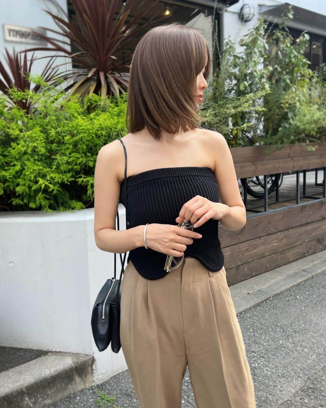 猪鼻ちひろのインスタグラム：「髪を染めました🤍 @cenci_official のお知らせの前にね📢 (暫しお待ちくださ〜い)  髪色は分かりやすいように外と室内で撮ってくれたよ🧚‍♀️ くすみベージュだけど、くすませすぎずお肌に馴染む感じ by @nozomi_akai  カットは前回リールのものから変わってません。 カットラインが綺麗だよね〜 @tomobrains  髪型や髪色は写真を見せるのが早いかも◎ (私も多数保存していて見せたりするよ🌈)  パンツは @amiharunaami × @newans.official  ウエストと股上お直しから返ってきて嬉しい☺️(全身撮り忘れ泣)  形が綺麗なのはもちろん、生地がテロンとしてて涼しくて 真夏かなりお世話になりそうです！あみたん流石♡  今の時期からこんな服装してたら… と思うけど夏服が好き🩵🩷 #ちひろの美容 #ちひろのお洋服 #150cmコーデ」