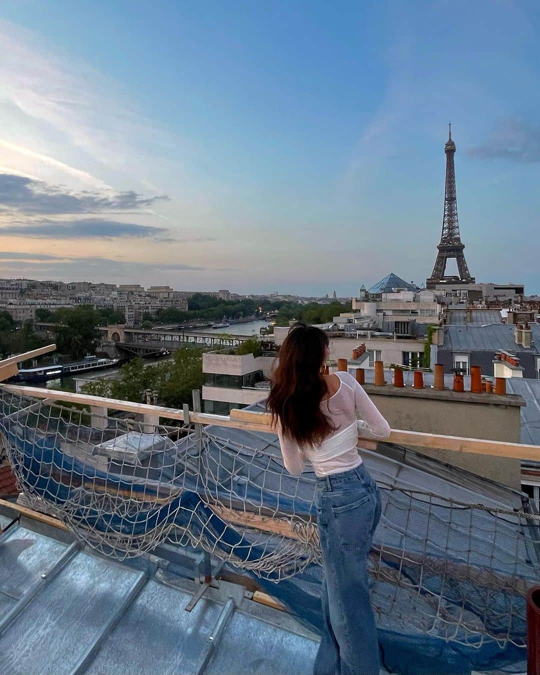 のインスタグラム：「住んでた家の屋根からの景色😍  目の前はセーヌ川で毎日歩いたり自転車に 乗ったりパリでの生活は 毎日飽きることなかったなぁ😊  この家の上にお昼頃から鳥さんが きていつも綺麗な声で鳴いてくれてて癒しだった🕊️💕  次はLe marais(マレ区)か Saint-Germainに住みたいなぁ。 でも他にもいいところありすぎて悩みます🤔  #paris#france#eiffeltower  #sunset#seine#パリ#パリ生活 #パリ旅行」