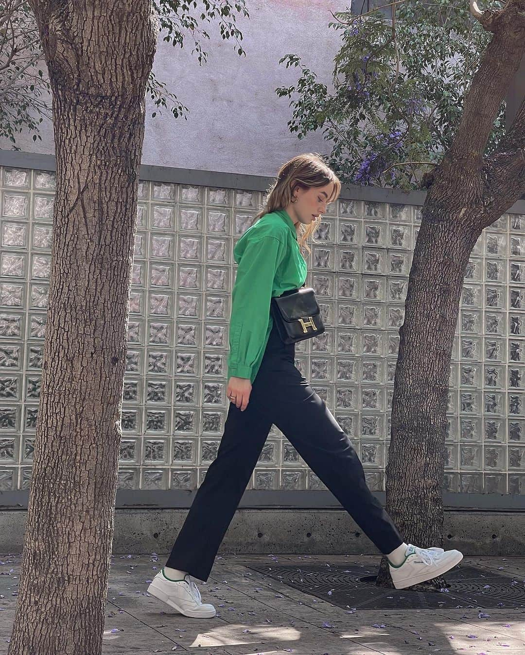 SONYA ESMANさんのインスタグラム写真 - (SONYA ESMANInstagram)「My name is Sonya Esman ₊˚⊹💚 @reebok I’m as introverted as they get, yet somehow i LOVE people. I try to walk or bike everywhere. I’m not afraid to set my bag on the floor. I’m a certified insomniac. I think I’ve always gravitated towards the road less traveled. I go down internet rabbit holes daily (cue insomnia). The feelings music gives me inspires me to create. And a little spontaneity can make me very, very happy. #reebokpartner」6月30日 12時32分 - sonyaesman