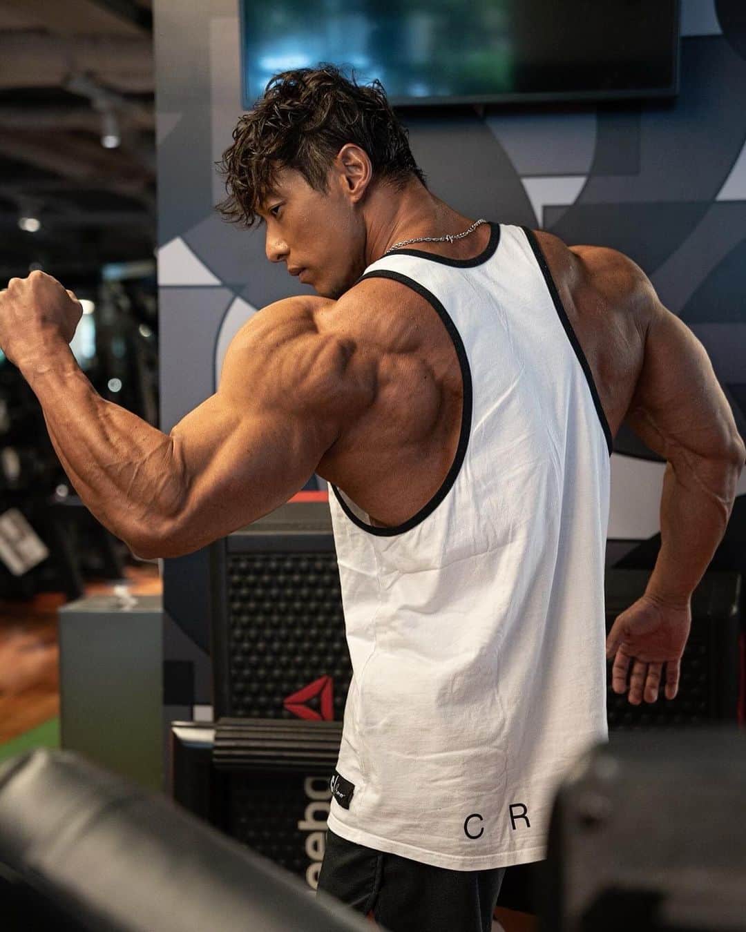 佐藤正悟のインスタグラム：「. . YouTubeでも紹介しましたが セルフケアで @ufit_official_ のマッサージガンを使っています！ ※写真②③ 　 14mmのストロークが筋肉の深層深部まで刺激してくれ、 かつ動作もパワフルなので分厚い筋肉の部位でも奥まで振動が届きしっかりケアができます！  デザインもシンプルで美しい✨ 操作方法もシンプルで簡単です！　 　 気になる方は下記販売サイトでチェックしてみてください🫶 　 クーポンコードのご利用も忘れずに🙏 　 uFit RELEASER PRO ◆Amazon ⇒5%OFFクーポン：CGCQ8PEB  ◆楽天市場 ⇒5％OFFクーポン：SAJR-YWMO-YKBH-APZU」