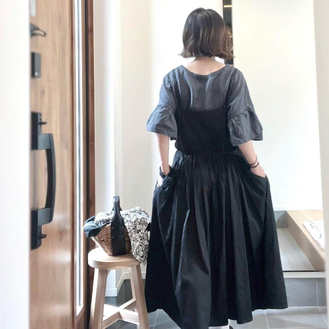 こはるさんのインスタグラム写真 - (こはるInstagram)「・ ・ 【告知】ばかりですみません🙇‍♀️ 　　　　3枚目動画あります  本日cohalu× @haupia.official コラボ4品の予約〆切日、、、なのですが、、  ご好評につき生地の確保をしていただき3日間だけ延長してもらえる事になりました😭💕ｱｩｱｩ 【7/3 9:00〆切】  ______________  ✔︎ファーマーズキャミドレス  サイドのリボンと肩紐は調節可能。 ご自宅でホームクリーニング可能。 ギャザーをコレでもかと入れてもらったのでふんわり。 コットンサテン生地で張りがあり透けず通年使えます。  @nest_robe リネンラッフル袖Tブラウスとの合わせもお気に入り❤️  ストーリーやプロフィールのlitlinkから飛べますので宜しくお願い致します🔜  #haupia #ハウピア  #コラボアイテム #コラボ企画  #コラボレーション #collaboration   #2023aw #autumn #秋服 #秋コーデ  #予約販売 #限定商品  #ファーマーズキャミドレス #nestrobe #nestrobe_ambassador #リネンラッフル袖ブラウス  #hanauta_mimosa #ビーズアクセサリー #ebagos #カゴバッグ #今日のん #今日の服コーデが可愛くてパチリ❤️」6月30日 12時36分 - cohalu333