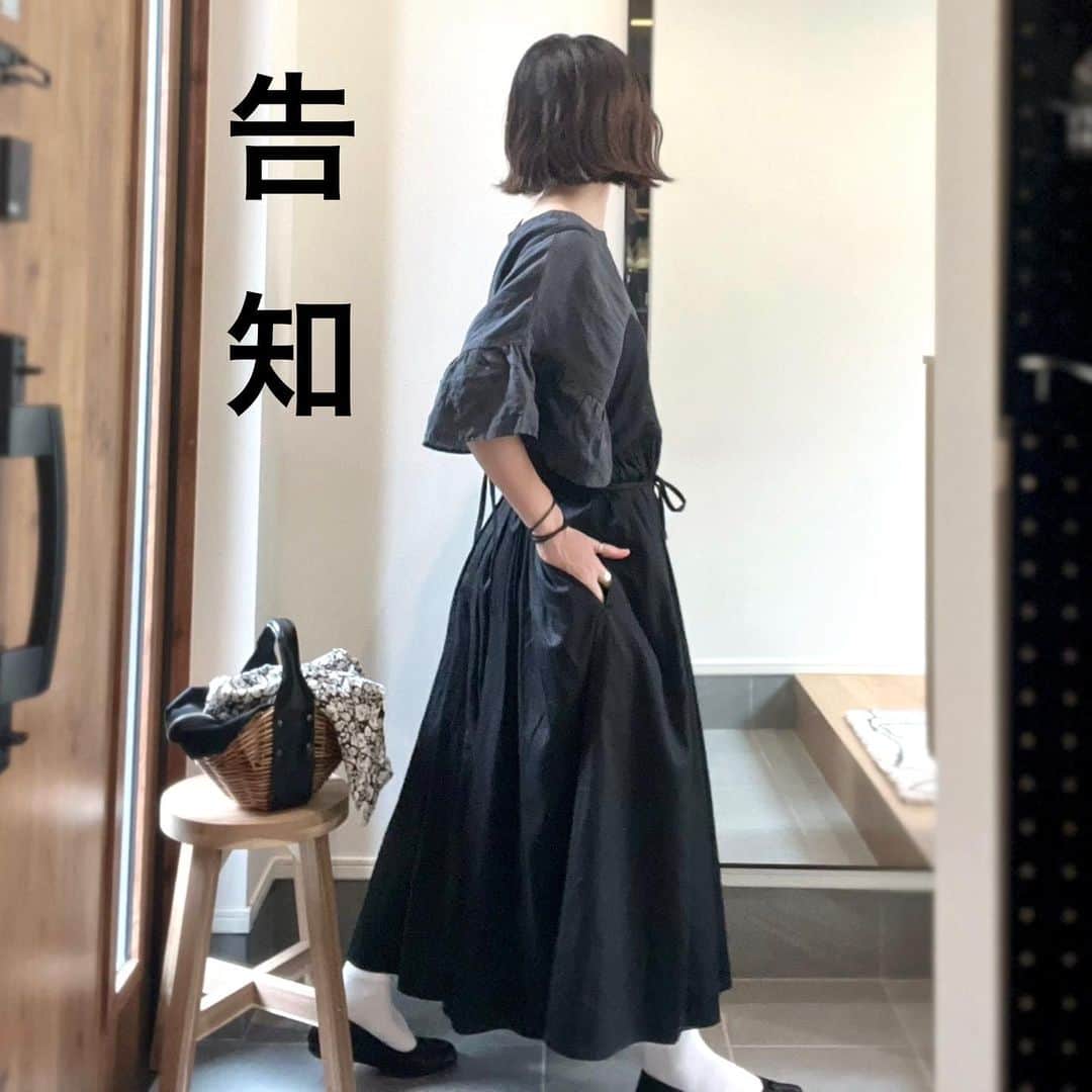 こはるさんのインスタグラム写真 - (こはるInstagram)「・ ・ 【告知】ばかりですみません🙇‍♀️ 　　　　3枚目動画あります  本日cohalu× @haupia.official コラボ4品の予約〆切日、、、なのですが、、  ご好評につき生地の確保をしていただき3日間だけ延長してもらえる事になりました😭💕ｱｩｱｩ 【7/3 9:00〆切】  ______________  ✔︎ファーマーズキャミドレス  サイドのリボンと肩紐は調節可能。 ご自宅でホームクリーニング可能。 ギャザーをコレでもかと入れてもらったのでふんわり。 コットンサテン生地で張りがあり透けず通年使えます。  @nest_robe リネンラッフル袖Tブラウスとの合わせもお気に入り❤️  ストーリーやプロフィールのlitlinkから飛べますので宜しくお願い致します🔜  #haupia #ハウピア  #コラボアイテム #コラボ企画  #コラボレーション #collaboration   #2023aw #autumn #秋服 #秋コーデ  #予約販売 #限定商品  #ファーマーズキャミドレス #nestrobe #nestrobe_ambassador #リネンラッフル袖ブラウス  #hanauta_mimosa #ビーズアクセサリー #ebagos #カゴバッグ #今日のん #今日の服コーデが可愛くてパチリ❤️」6月30日 12時36分 - cohalu333