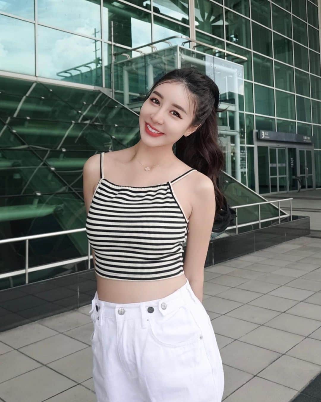 リタ（瑞塔兒）のインスタグラム：「高雄好久不見呀🖤🤍 好久沒拍照惹～媽媽好懶🤣」