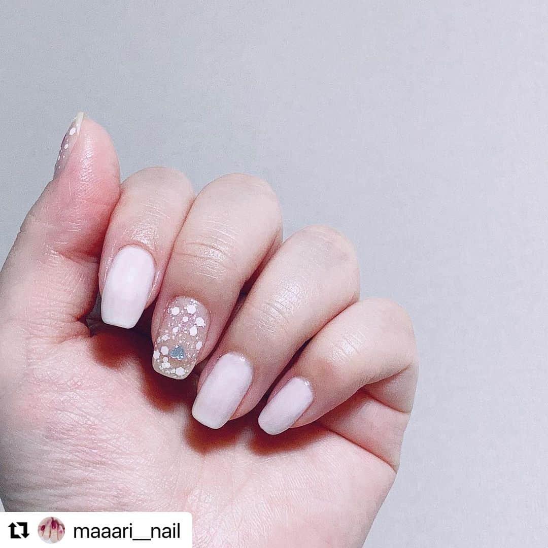 【PLANET NAIL（プラネット ネイル）】公式のインスタグラム：「✰✰✰ ━━━━━━━━━━━━━━━ @maaari__nail さま♡  PLANETNAIL ラメネイル PLB36 ベカの鼓動 を使ったキュートなホワイトネイル デザインのご紹介ありがとうございます👩‍❤️‍💋‍👩✨  夏の白ってすてき🤍 真っ白のドレスにサンダル履いて オールホワイトコーデ完成っ🥺🤍  ぜひぜひみなさまも まねっこしてみてください😍 ╍ ╍ ╍ ╍ ╍ ╍ ╍ ╍ ╍ ╍ ╍ ╍ ╍ ╍ ╍ ╍ ╍  . WHITE🤍  ホワイト塗るの難しい🙃 ムラにならないように、そーっと💅  ベガの鼓動の白ラメ好きすぎる🫰 ハートのホロも可愛い☺  #リリミュウ  シアーホワイト #プラネットネイル  ベガの鼓動  #セルフネイル#セルフネイル部#セルフネイラー#ネイルポリッシュ#ホワイトネイル#ラメネイル#夏ネイル#ネイル好きな人と繋がりたい」
