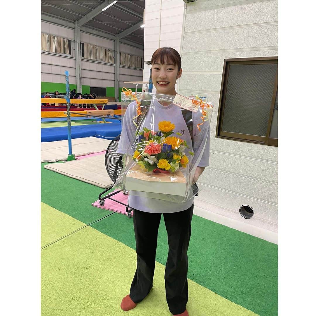 内山由綺さんのインスタグラム写真 - (内山由綺Instagram)「昨日、ドッペルスポーツクラブに練習とご挨拶に伺わせていただきました！ ドッペルスポーツクラブの佐藤先生ご一家は私が小学3年生に出会い、昨年の栃木国体も佐藤先生がきっかけで国体要員をやらせていただきました！ また、ありさ先生やあきほちゃんは遠征や合宿などでとても優しくしてくれて、母が不在の時はお家にも何度かお泊まりに行かせていただきました！ 帰り際にお疲れ様とお花までいただいてしまい、本当に感謝の気持ちでいっぱいです！ またクラブに伺いたいと思っていますので、その時は私に何かお返しができることがあればしたいです！ 本当にありがとうございました！🥺💐  #ドッペルスポーツクラブ　 #栃木県 #小山市 #体操教室 #アクロバット #チアダンス  ■個人スポンサー様 #体操競技 #スマイル体操クラブ　 #ソーケンメディカル　 @sokenmedical #株式会社ブライトスターズ　@brightstars_group #日本ネオライズ　#マテリアリフレ  @materiar_athlete #KAGAMIテープ  #gymfine_leotards」6月30日 12時49分 - yuki_gym_smile