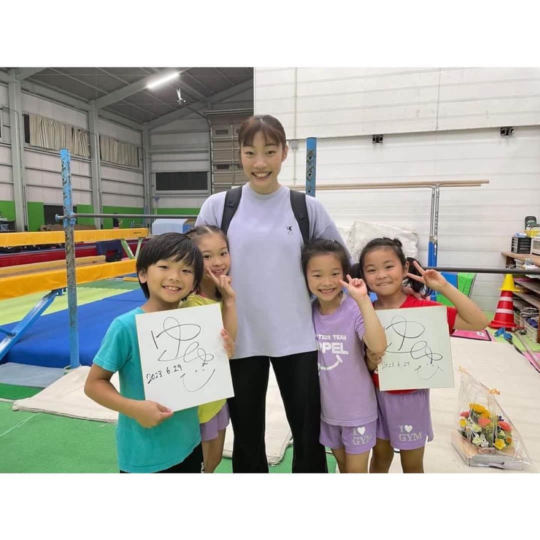 内山由綺さんのインスタグラム写真 - (内山由綺Instagram)「昨日、ドッペルスポーツクラブに練習とご挨拶に伺わせていただきました！ ドッペルスポーツクラブの佐藤先生ご一家は私が小学3年生に出会い、昨年の栃木国体も佐藤先生がきっかけで国体要員をやらせていただきました！ また、ありさ先生やあきほちゃんは遠征や合宿などでとても優しくしてくれて、母が不在の時はお家にも何度かお泊まりに行かせていただきました！ 帰り際にお疲れ様とお花までいただいてしまい、本当に感謝の気持ちでいっぱいです！ またクラブに伺いたいと思っていますので、その時は私に何かお返しができることがあればしたいです！ 本当にありがとうございました！🥺💐  #ドッペルスポーツクラブ　 #栃木県 #小山市 #体操教室 #アクロバット #チアダンス  ■個人スポンサー様 #体操競技 #スマイル体操クラブ　 #ソーケンメディカル　 @sokenmedical #株式会社ブライトスターズ　@brightstars_group #日本ネオライズ　#マテリアリフレ  @materiar_athlete #KAGAMIテープ  #gymfine_leotards」6月30日 12時49分 - yuki_gym_smile