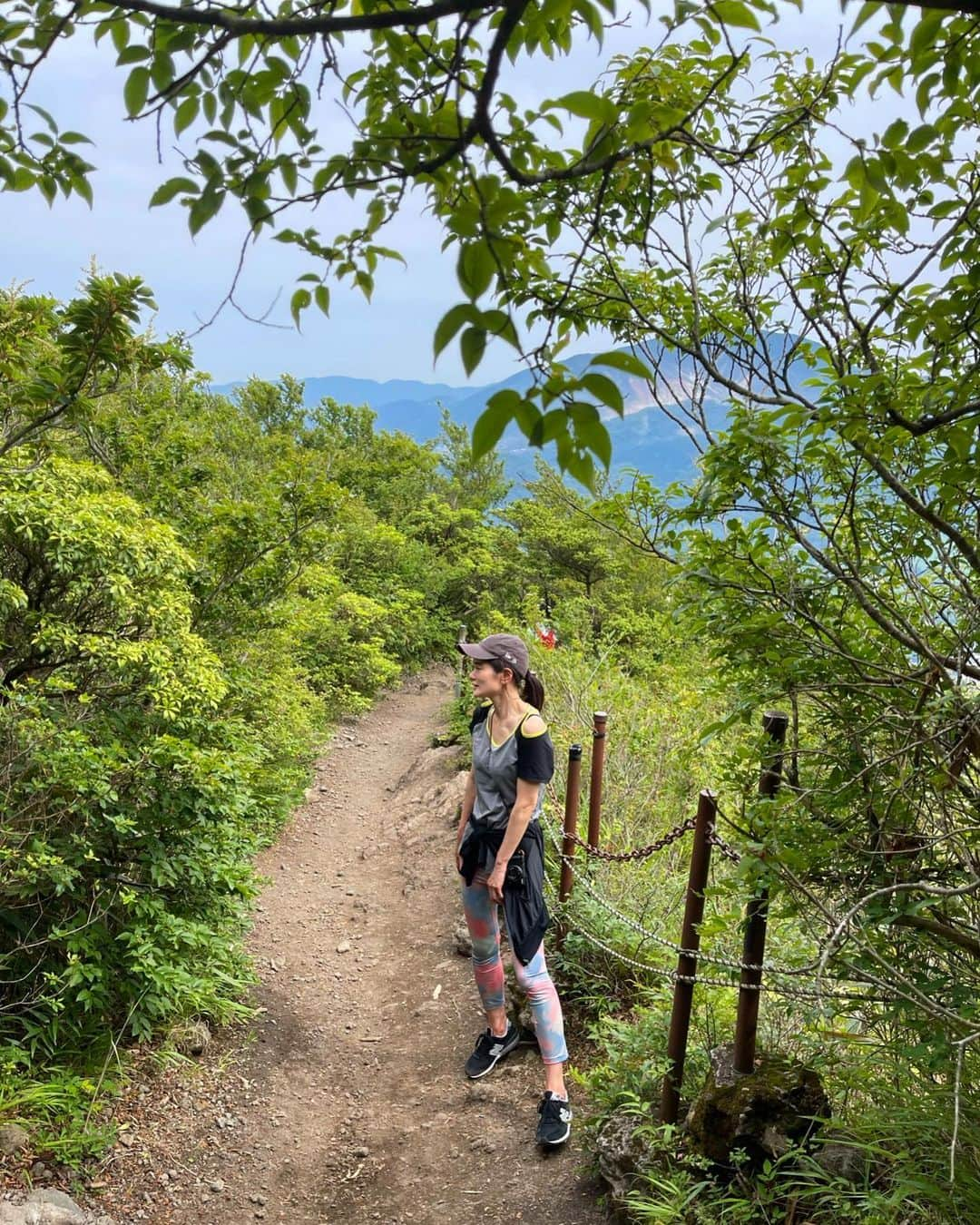 一双麻希 さんのインスタグラム写真 - (一双麻希 Instagram)「富士山バックに✨最高に贅沢な山ランチ😌🍙 金時山の頂上には #金太郎茶屋 があり、 お勧めを聞いたら『うちはカレーうどんだよ！』と教えてもらったので☻ 頼んでみたらスパイスしっかり効いててめちゃくちゃ美味しかった😆😆 茶屋でご飯を頼む予定じゃなかったので、 持ってきたおにぎりと、作ってきたおかずとで山盛りランチになってしまいました。😂(食べきれずw) 富士山を望みながら幸せいっぱいでいただきました😋  山登って消費したから今日は何でも食べていいんだー！て思って気にせず食べちゃう時間が好き。笑 結局消費分よりプラスな場合が多いけど。😇  #金時山 #山ご飯 #山飯    #箱根 #登山初心者 #百名山 #低山 #低山ハイク #富士山が見える場所 #絶景 #山女 #山ガール #山好き #登山女子 #山好き #登山 #山好きな人と繋がりたい #アウトドア好き #日本の絶景 #アウトドア女子 #ハイキング #富士山 #登山ファッション #登山コーデ #peakperformance #newera #japanview #mtfuji #hiking #いっそうまき山記録」6月30日 18時23分 - isso_maki315