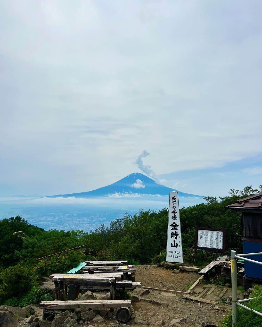 一双麻希 さんのインスタグラム写真 - (一双麻希 Instagram)「富士山バックに✨最高に贅沢な山ランチ😌🍙 金時山の頂上には #金太郎茶屋 があり、 お勧めを聞いたら『うちはカレーうどんだよ！』と教えてもらったので☻ 頼んでみたらスパイスしっかり効いててめちゃくちゃ美味しかった😆😆 茶屋でご飯を頼む予定じゃなかったので、 持ってきたおにぎりと、作ってきたおかずとで山盛りランチになってしまいました。😂(食べきれずw) 富士山を望みながら幸せいっぱいでいただきました😋  山登って消費したから今日は何でも食べていいんだー！て思って気にせず食べちゃう時間が好き。笑 結局消費分よりプラスな場合が多いけど。😇  #金時山 #山ご飯 #山飯    #箱根 #登山初心者 #百名山 #低山 #低山ハイク #富士山が見える場所 #絶景 #山女 #山ガール #山好き #登山女子 #山好き #登山 #山好きな人と繋がりたい #アウトドア好き #日本の絶景 #アウトドア女子 #ハイキング #富士山 #登山ファッション #登山コーデ #peakperformance #newera #japanview #mtfuji #hiking #いっそうまき山記録」6月30日 18時23分 - isso_maki315