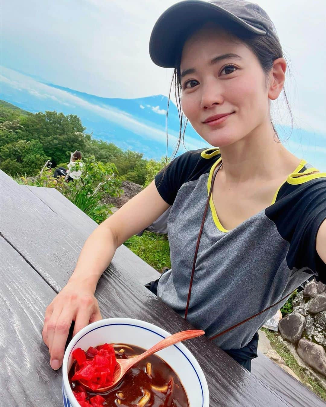 一双麻希 さんのインスタグラム写真 - (一双麻希 Instagram)「富士山バックに✨最高に贅沢な山ランチ😌🍙 金時山の頂上には #金太郎茶屋 があり、 お勧めを聞いたら『うちはカレーうどんだよ！』と教えてもらったので☻ 頼んでみたらスパイスしっかり効いててめちゃくちゃ美味しかった😆😆 茶屋でご飯を頼む予定じゃなかったので、 持ってきたおにぎりと、作ってきたおかずとで山盛りランチになってしまいました。😂(食べきれずw) 富士山を望みながら幸せいっぱいでいただきました😋  山登って消費したから今日は何でも食べていいんだー！て思って気にせず食べちゃう時間が好き。笑 結局消費分よりプラスな場合が多いけど。😇  #金時山 #山ご飯 #山飯    #箱根 #登山初心者 #百名山 #低山 #低山ハイク #富士山が見える場所 #絶景 #山女 #山ガール #山好き #登山女子 #山好き #登山 #山好きな人と繋がりたい #アウトドア好き #日本の絶景 #アウトドア女子 #ハイキング #富士山 #登山ファッション #登山コーデ #peakperformance #newera #japanview #mtfuji #hiking #いっそうまき山記録」6月30日 18時23分 - isso_maki315