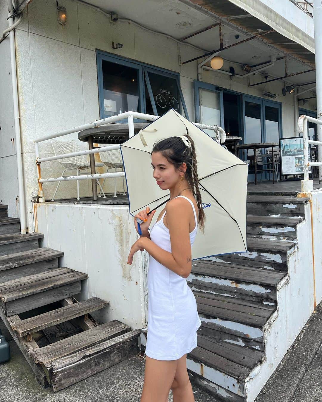 Rika Vanessaさんのインスタグラム写真 - (Rika VanessaInstagram)「晴れたり雨降ったりな日🚃 七里ヶ浜にランチ&美容室へ！  今日みたいな天気に活躍する @the_jack_of_all.trades の 98%UV cutの雨天両用傘☂️✨  日傘感があまりない見た目だから カジュアルな服にも浮かない🐥  内側のみデザインがあって 色によって全然違うデザインな所が かわいい☺️  すでに黒いけど顔だけは 焼きたくない😂✨」6月30日 18時23分 - rikavanessa._
