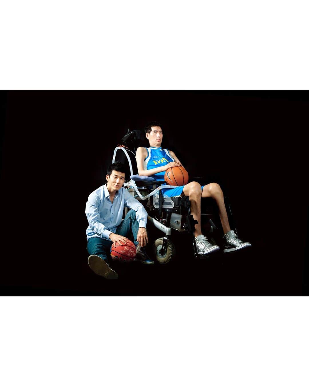 のインスタグラム：「🏃‍♂️ REASON TO SMILE RUN 내일 토요일 7월1일 2023년 후반기 시작을 우리 달리며 웃음 가득한 날들로 만들어 볼까요? 그리고 우리의 웃음을 루게릭환우분들과 가족분들에게 전할수 있으면 더 좋지않을까요? 행복해서 달릴수도 있지만 달릴수 있어서 행복한 오늘입니다 나는 내일 박승일 코치에게 웃음을 전하기 위해서 달리겠습니다! 일시: 2023년 7월 1일 오전 8시 장소: 옥수 한강공원(옥수역 3번 출구에서 한강공원으로 나가서 농구 코트 앞) 코스: 5km 참가비: 2만원 (추가 기부도 가능합니다) 기념품: miracle365 양말, 파워에이드 *추첨을 통해서 한분에게 특별한 선물을 드립니다 모집 인원: 100명 신청방법: 신한은행 110-229-447542 예금주; RO SEAN KIM *입금하시고 댓글로 이름하고 핸드폰 뒷자리 숫자 4자리 적어주세요 (참가비 전액은 국내 최초 루게릭요양병원 건립을 위해서 기부됩니다) @sihope1004  💎 186년 역사의 세계적인 주얼리 하우스 티파니(Tiffany & Co.)가 5월 가정의 달을 맞이하여 행복한 웃음의 여정을 찾아가는 특별한 프로젝트를 준비했다. 이 프로젝트는 많은 사람들과 기쁨을 나누고 사랑하는 사람들과 행복의 순간을 공유하기 위한 발상에서 시작되었다.   이 프로젝트는  '언제나 웃는 일만 가득'하기를 바라는 뜻을 담아 활짝 웃는 입모양을 형상화한 티파니 'T 스마일' 컬렉션을 통해 얻어지는 판매 금액의 일부를 승일희망재단에 기부하는 프로젝트이다. 이 프로젝트를 통해 '무엇이 우리를 웃음짓게 하는지(What makes you smile?)' 다시금 상기시키고, 소중한 가족과 친구들 뿐만 아니라 지역 사회에 도움이 필요한 이들도 함께 웃을 수 있는 기회를 마련하고자 한다.  #ReasonsToSmile#TiffanyAndCo#TiffanyTSmile#TiffanyPartners @tiffanyandco」